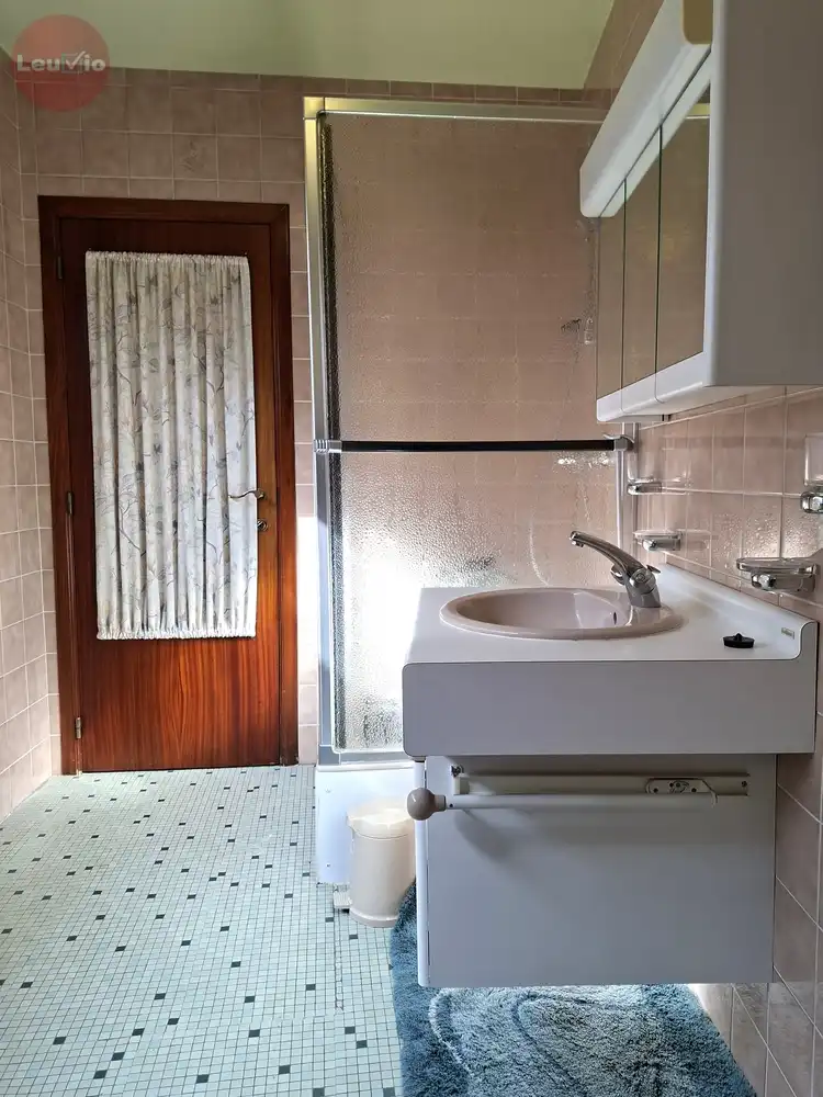 Goed gelegen woning // 2 slaapkamers + zolder om af te werken foto 15