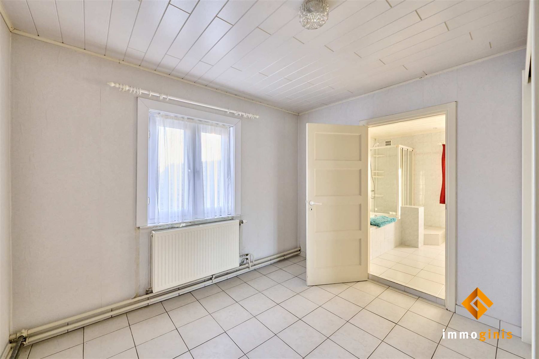 Zéér ruime woning met 5 slaapkamers en 2 badkamers op een ruim perceel van 12a40ca. Uitbreiding op zolder mogelijk! foto 15