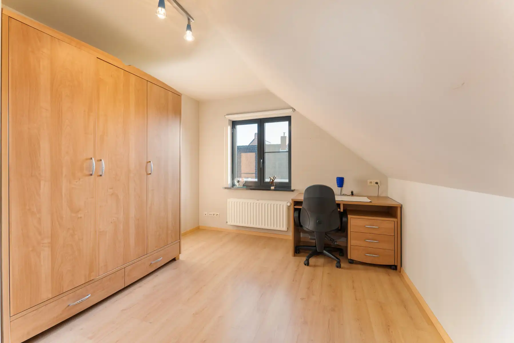 Verzorgde woning met ruim bijgebouw op perceel van 1.369 m² foto 15