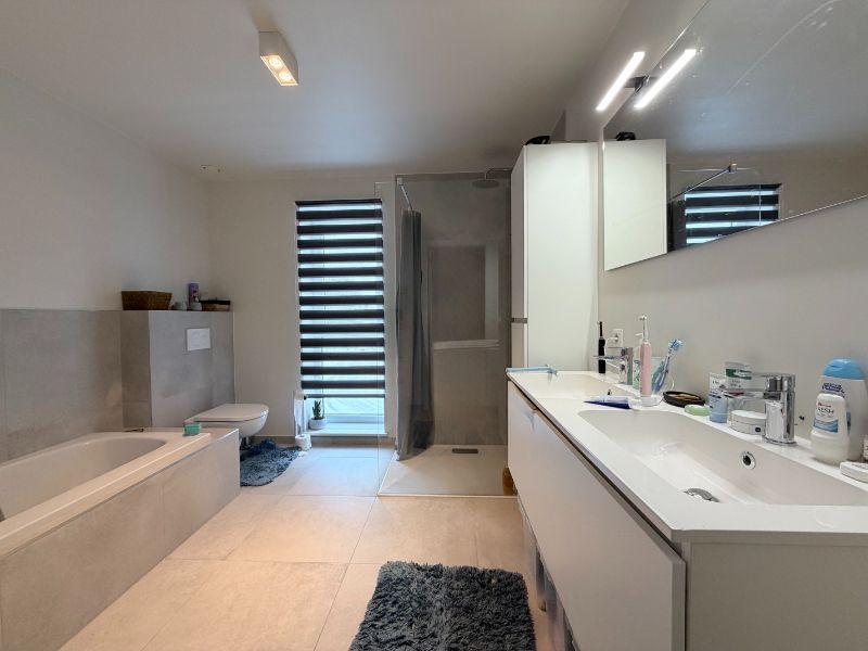 ZEER RECENTE WONING (2024) MET DRIE SLAAPKAMERS, TUIN EN CARPORT foto 5