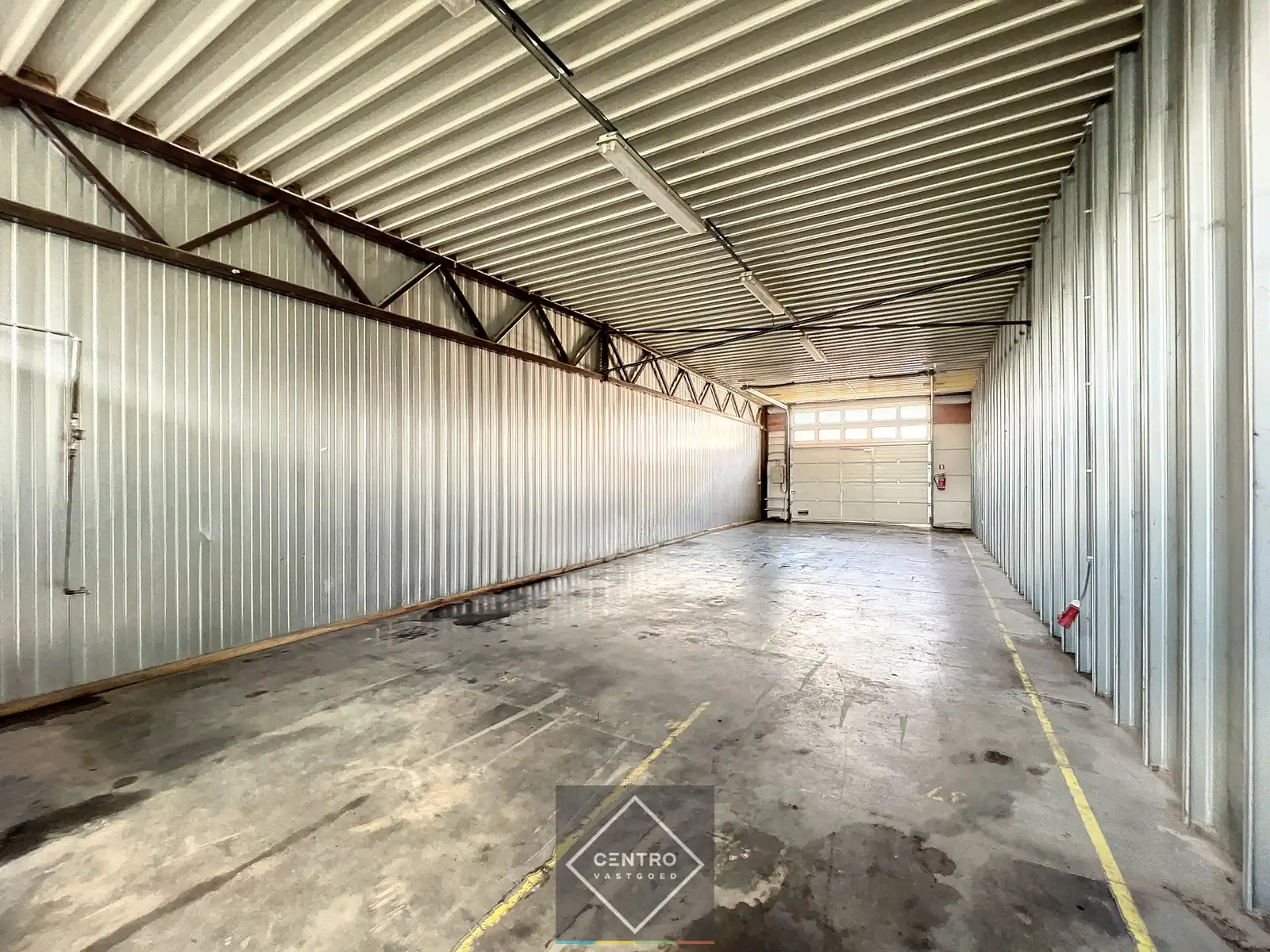 Goed gelegen LOODS (ca.120 m2) met elektrische sectionaalpoort te RUMBEKE. foto 4