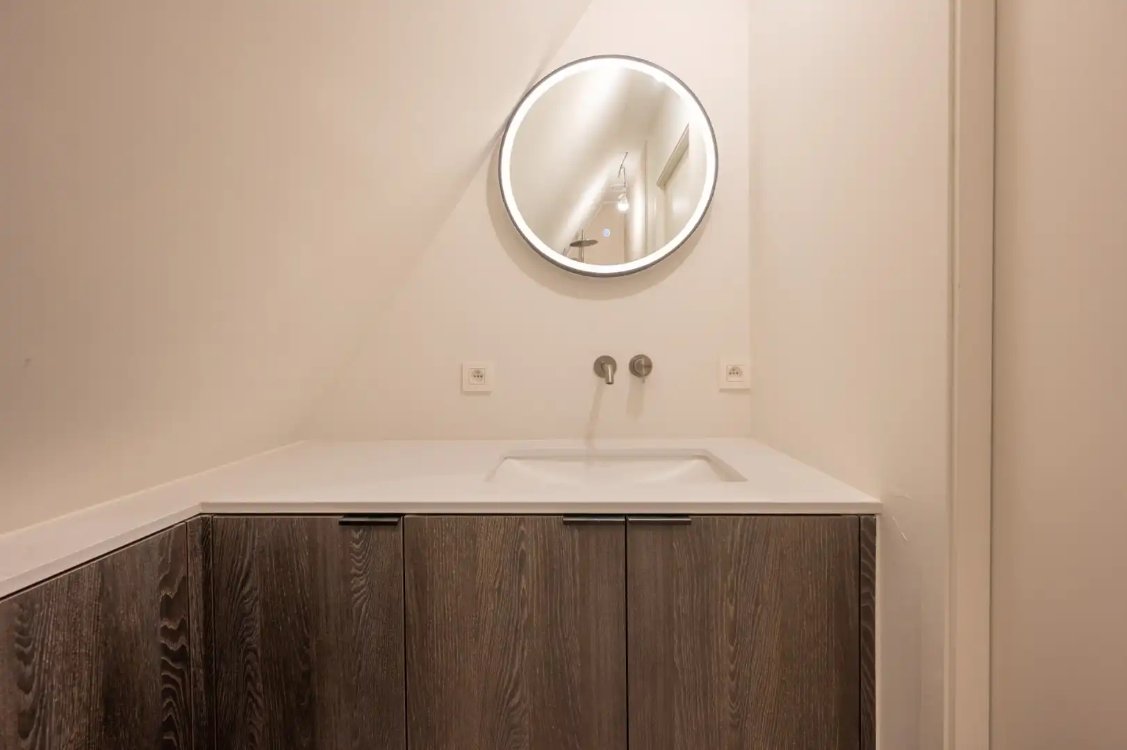 Lichtrijke nieuwbouwvilla met aangename volumes en zonnige tuin foto 21