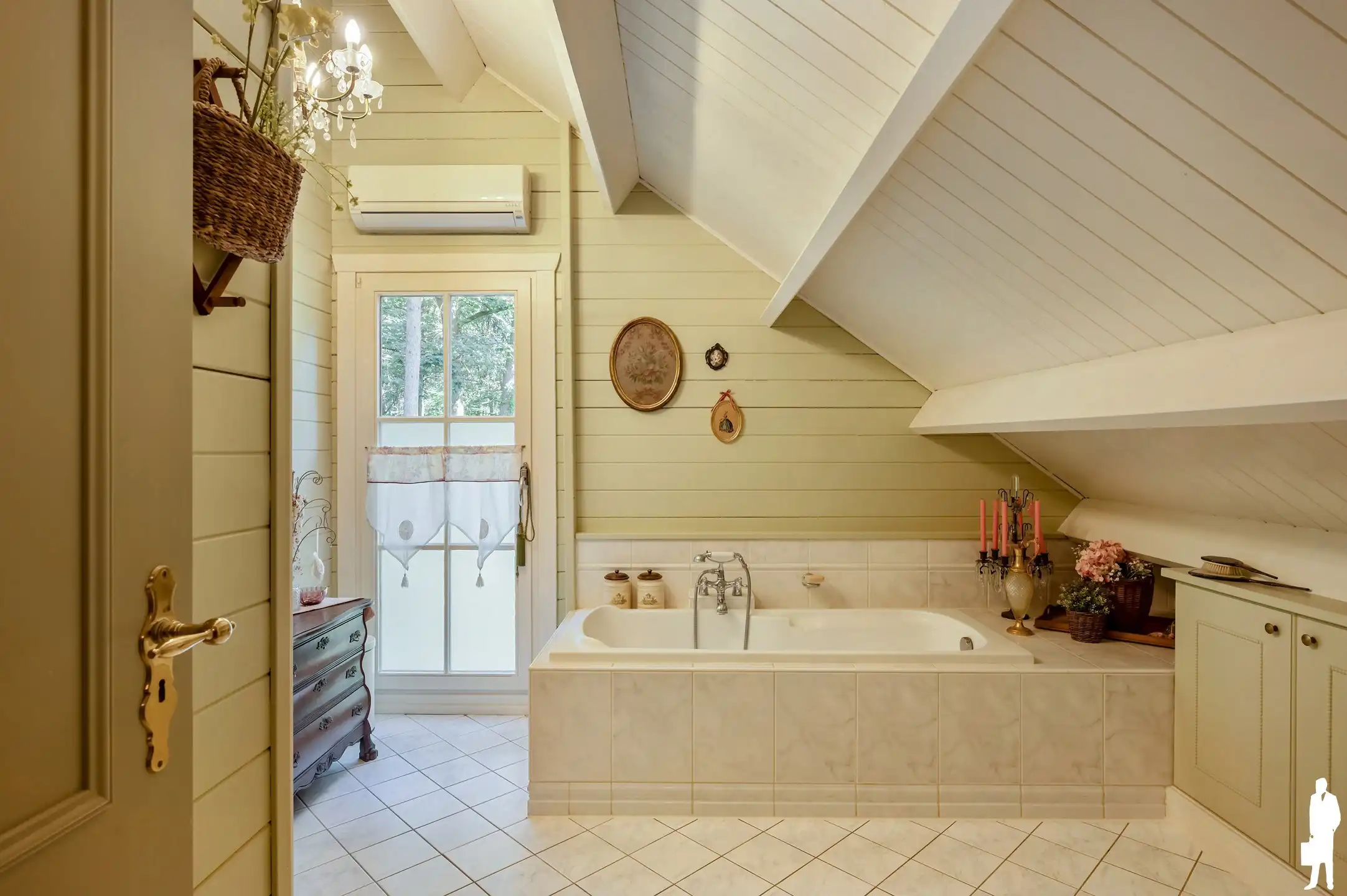 Charmante woning met volledige onderkeldering en achterliggend bos van ca. 31.493 m² foto 24