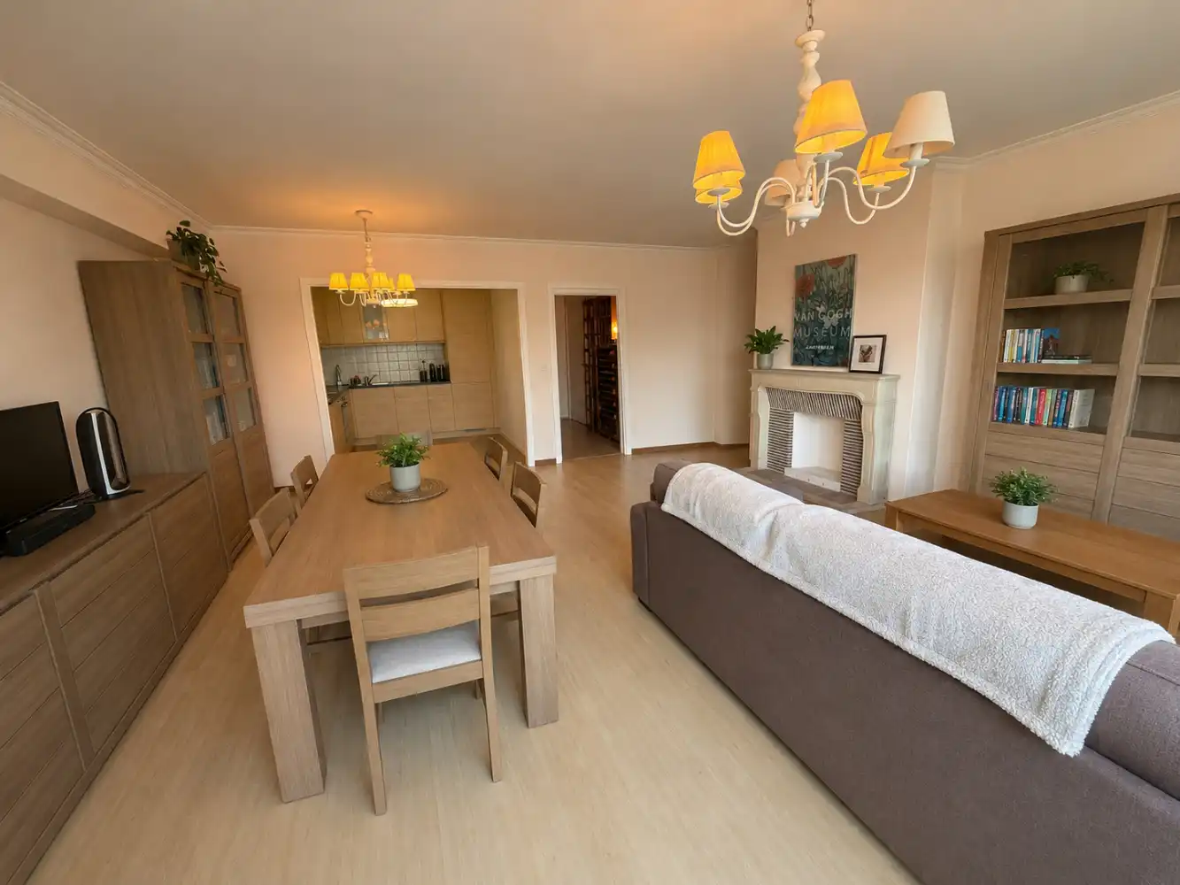 Ruim appartement te huur op de Grote Markt in Blankenberge met twee slaapkamers. Met een terrasje vooraan en achteraan- uw ideale uitvalsbasis aan de Belgische kust! foto 3