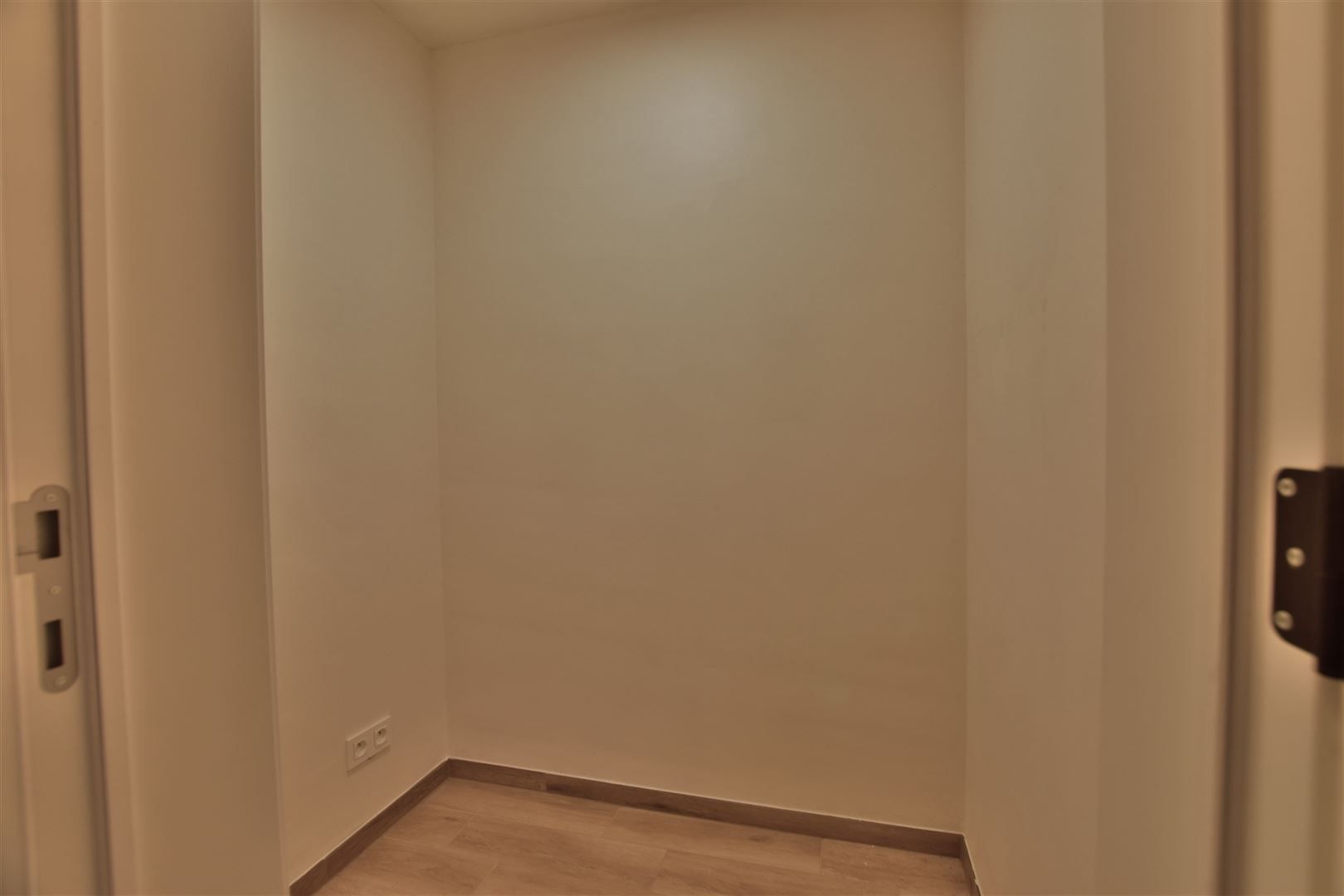 Instapklaar gelijkvloers appartement met koer en garage vrijstaande.  foto 13