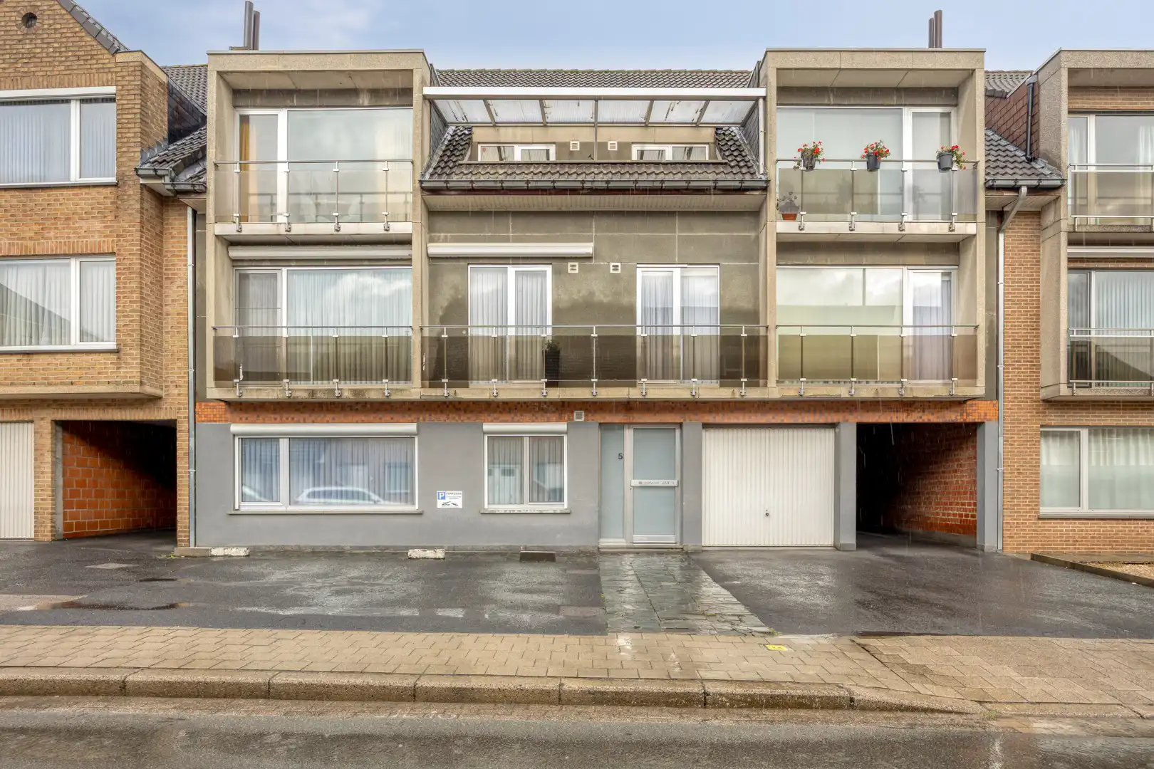 Leuk gerenoveerd appartement met garage in centrum Lauwe! foto 2