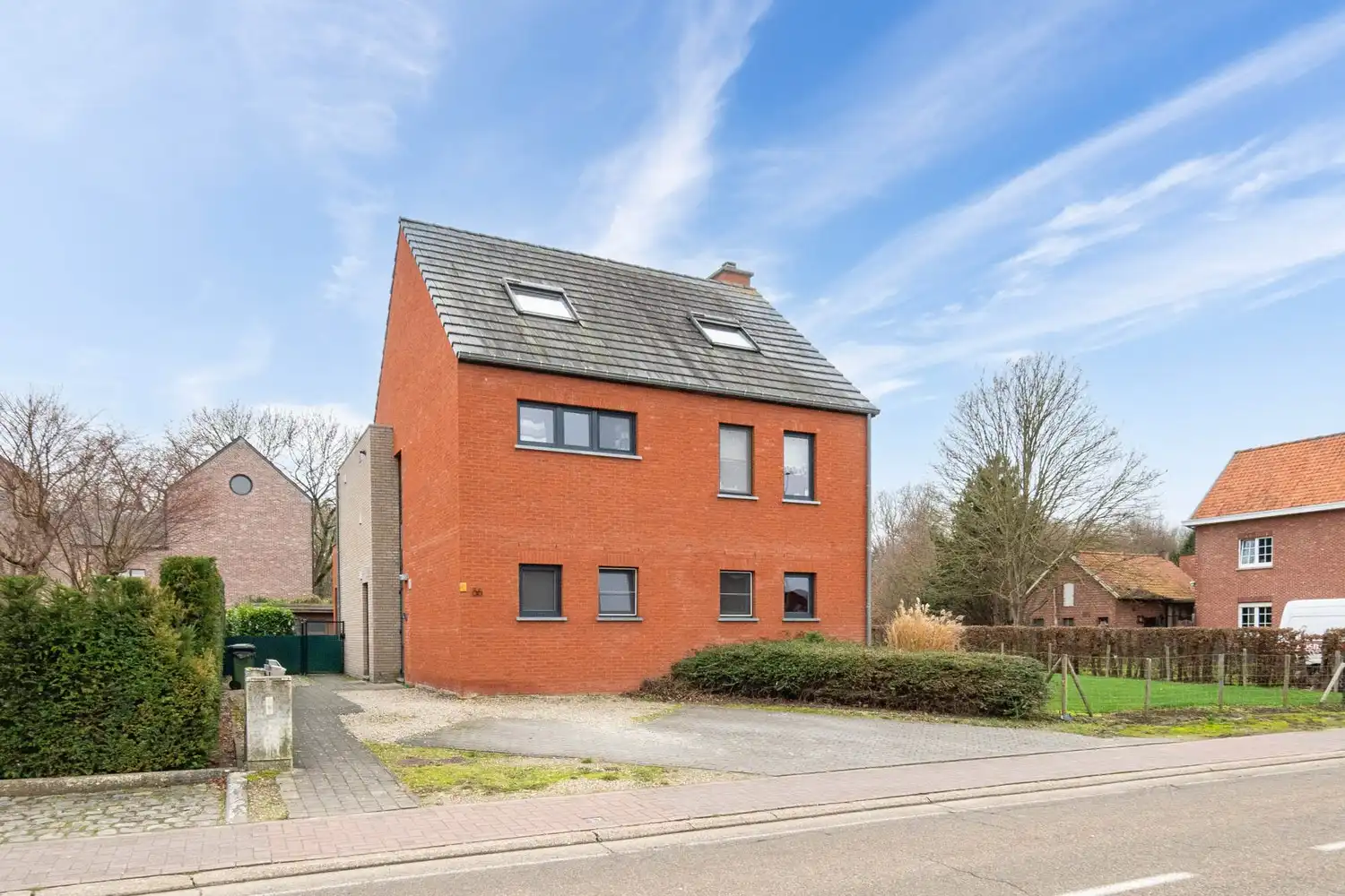 Opbrengsteigendom met 2 verhuurde appartementen in rustige omgeving te Sint-Truiden foto {{pictureIndex}}