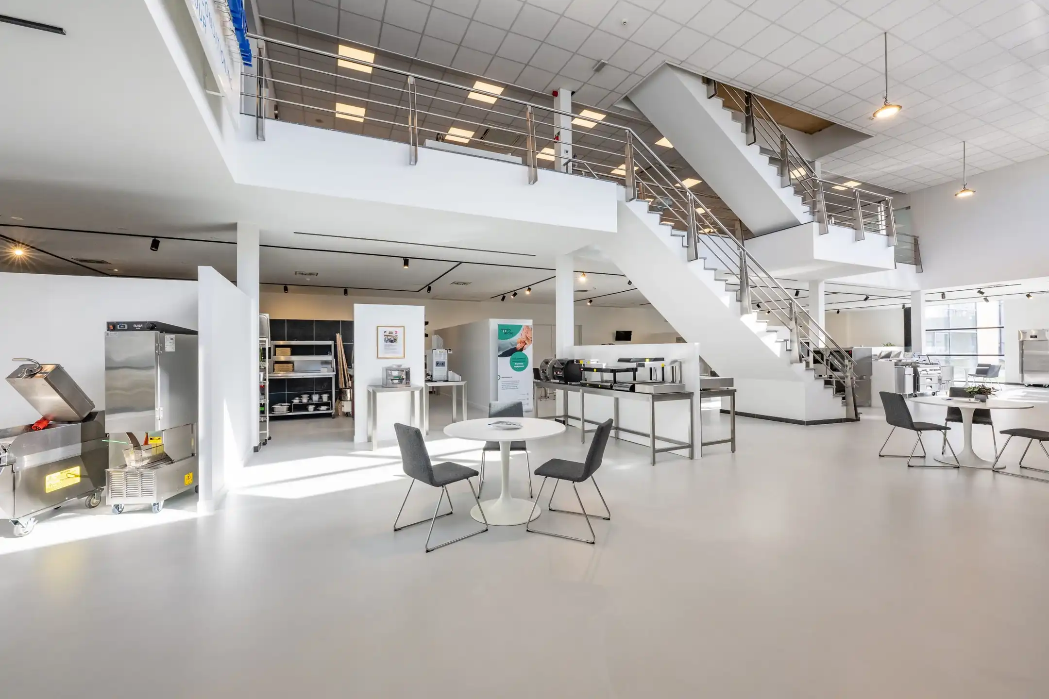 TE HUUR Bedrijfsgebouw te Wilrijk foto 2