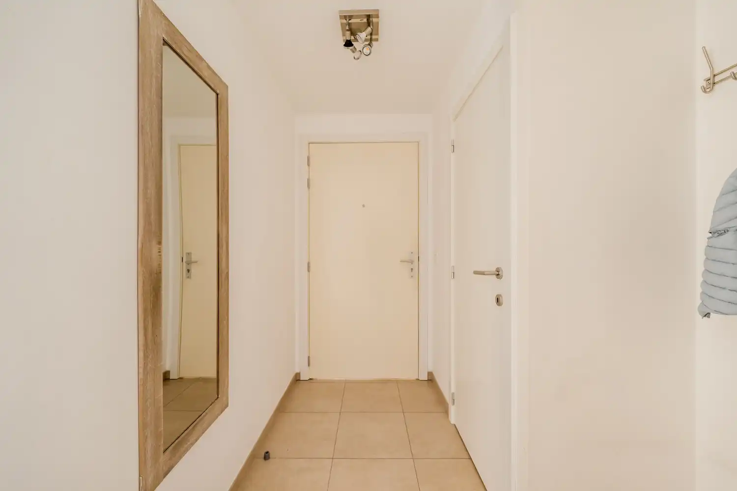 Lichtrijk hoekappartement in recent gebouw foto 20