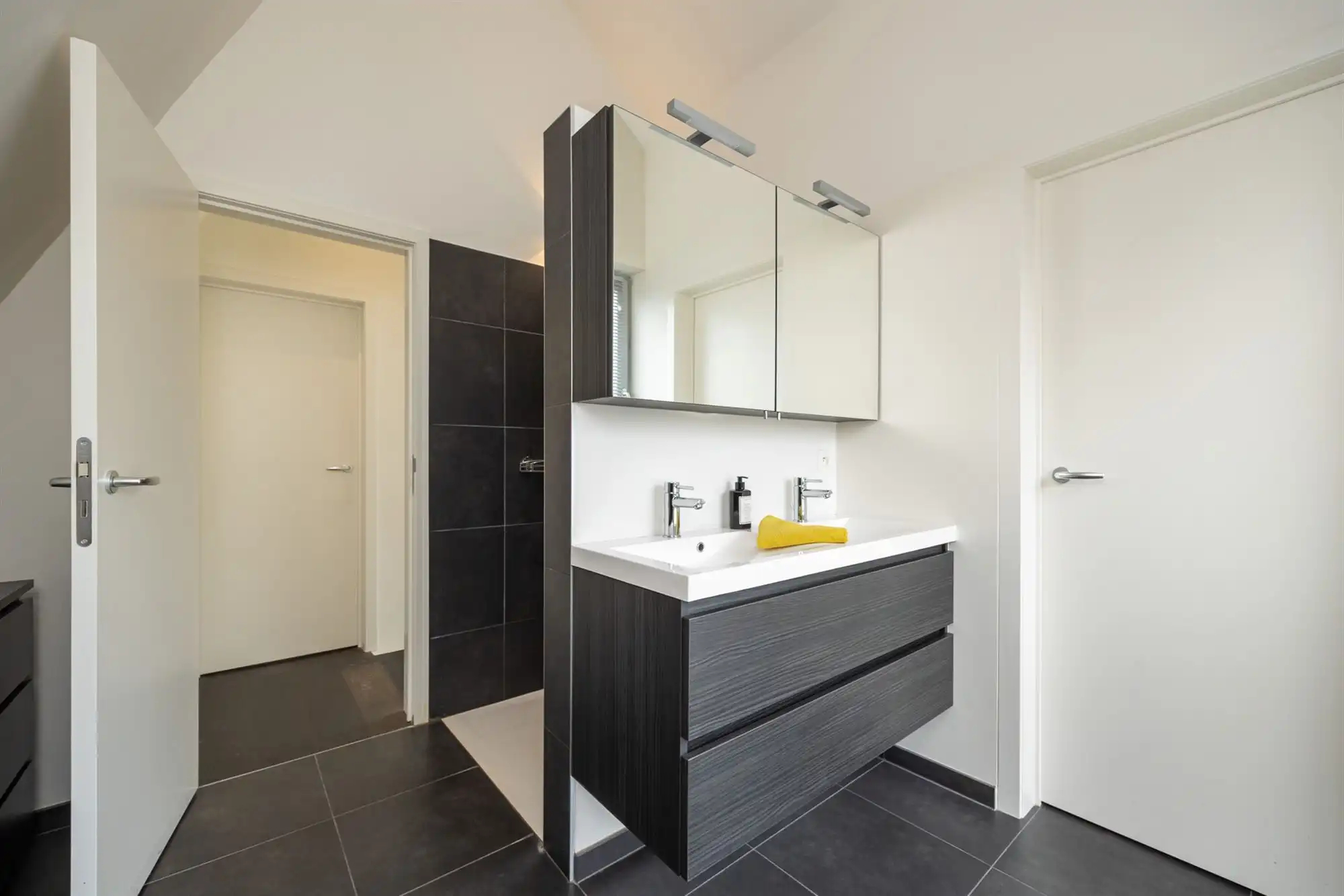 Instapklare moderne woning met 4 slpk. en tuin foto 23