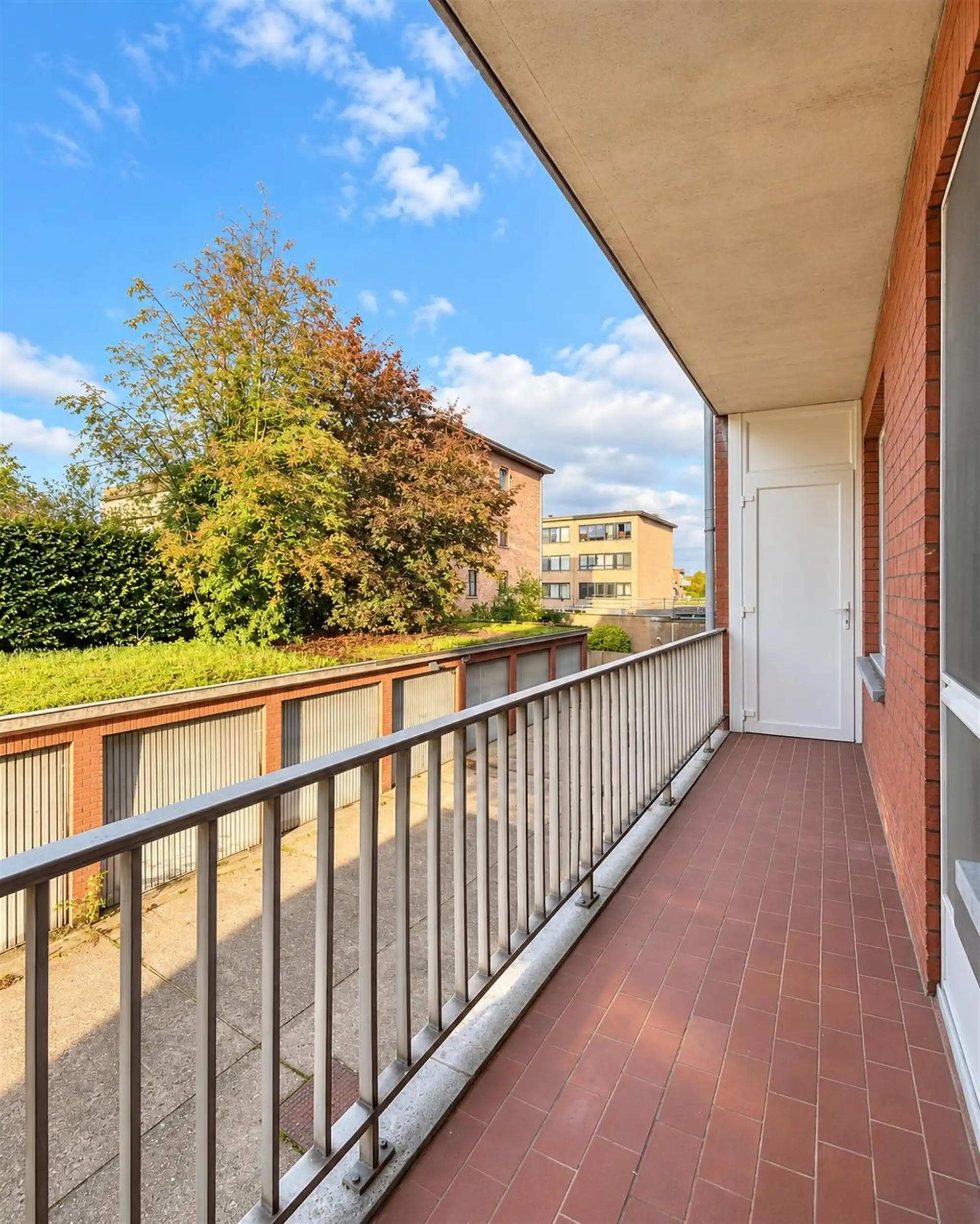 Instapklaar 2-slaapkamer appartement met terras en garage foto 11