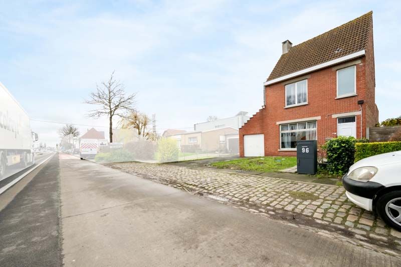 Zedelgem. Centraal gelegen vernieuwde HALF OPEN BEBOUWING met 4 slaapkamers, dressing, garage en bergingen. Ideale ruime gezinswoning met vloerverwarming! foto 13