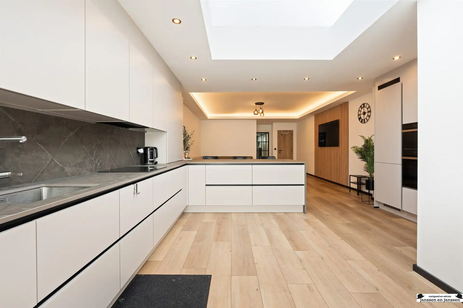 Uitzonderlijk ruime, energetische en gerenoveerde woning! foto 6