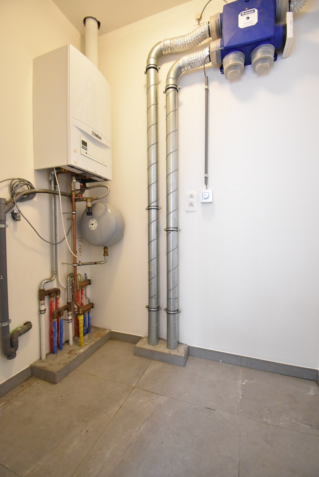 Knap afgewerkt duplexappartement met twee slaapkamers, terras, berging en standplaats vlak aan het dorpsplein van Hoeselt foto 14