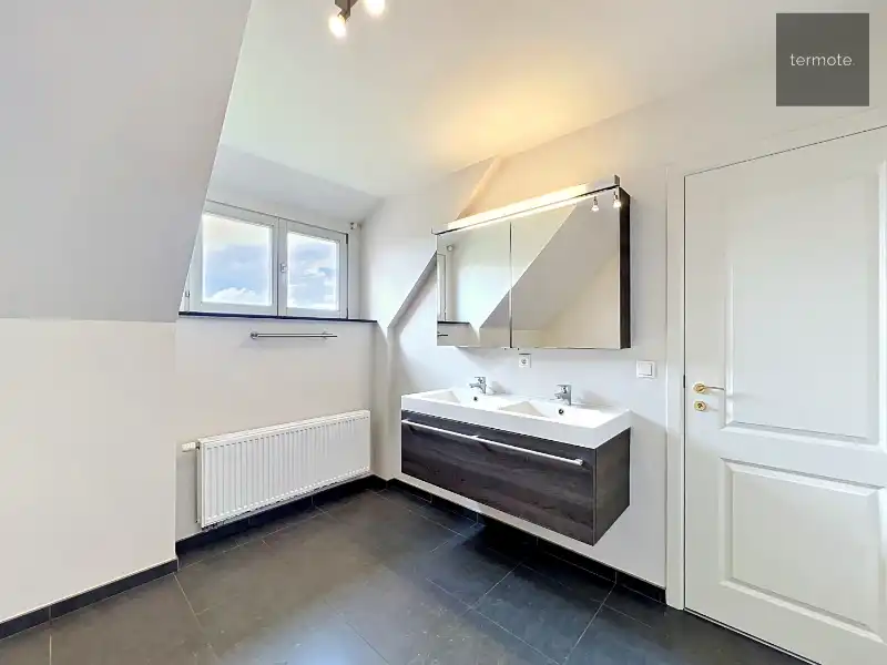 Ruime halfopen woning foto 27