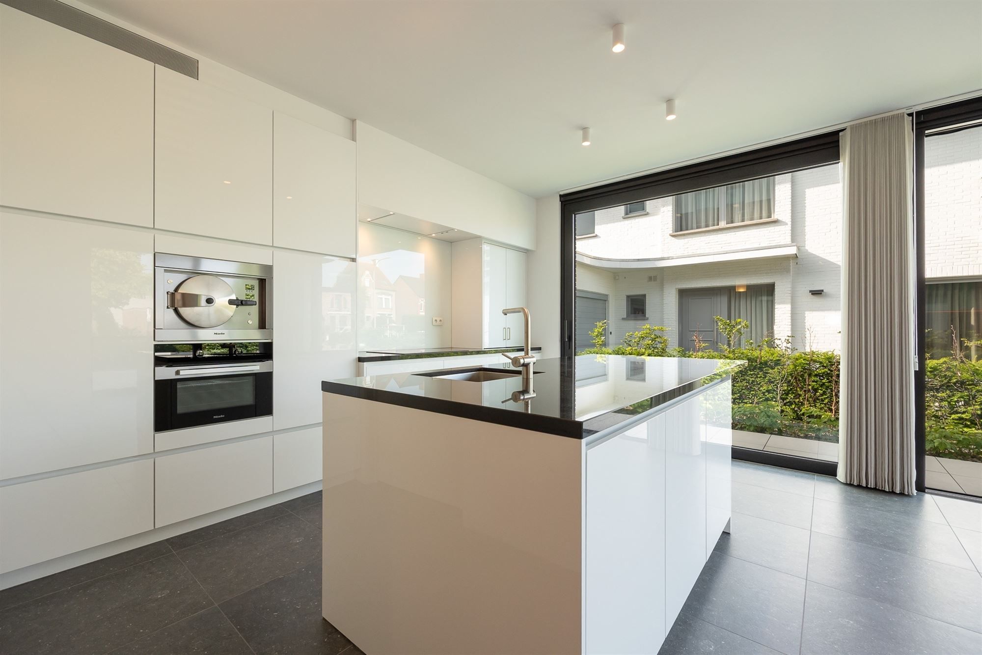 Lichtrijk en luxueus appartement met omvattende tuin foto 9