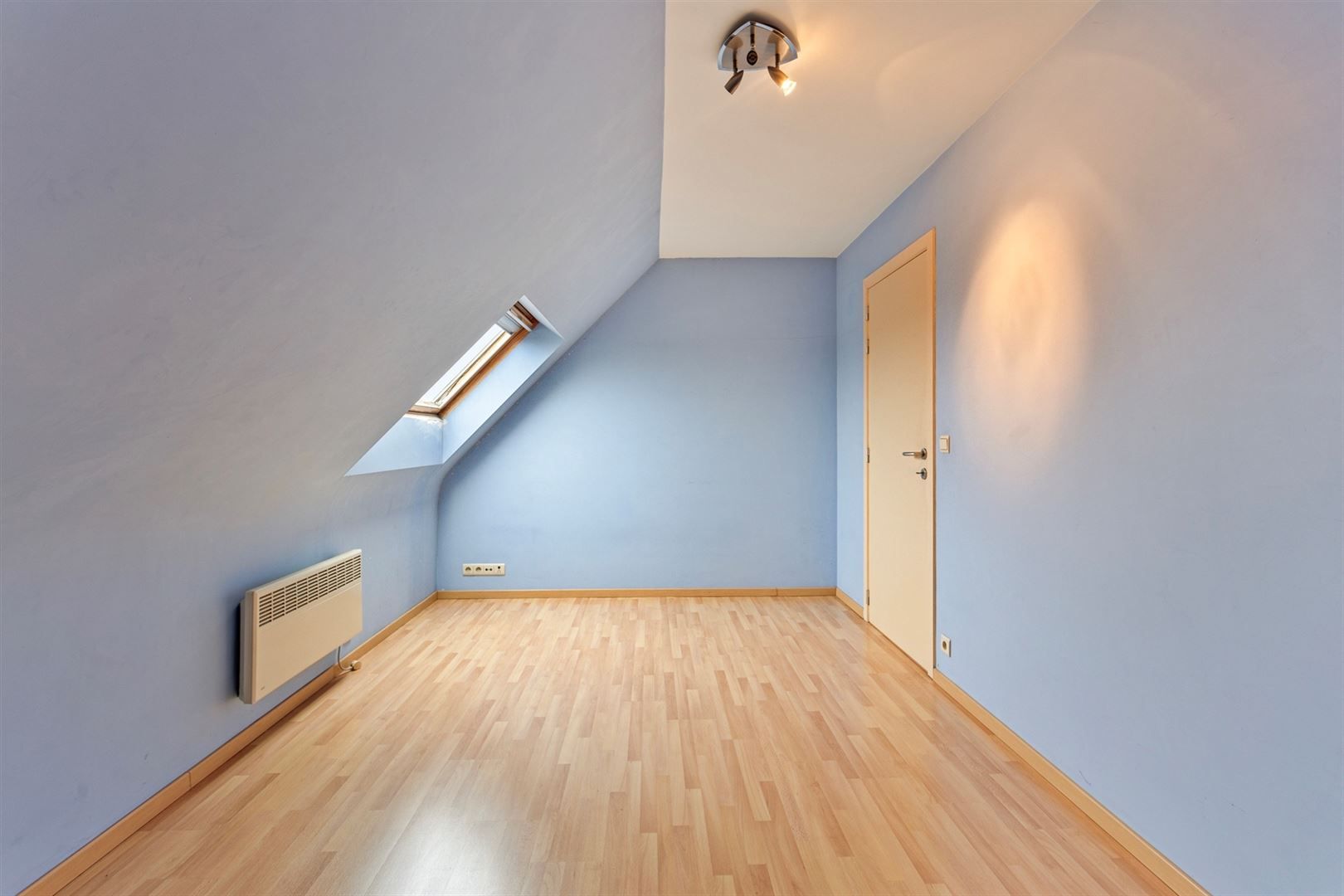 ZEER ruime woonst met 3 slaapkamers (169 m²) en zolder foto 15