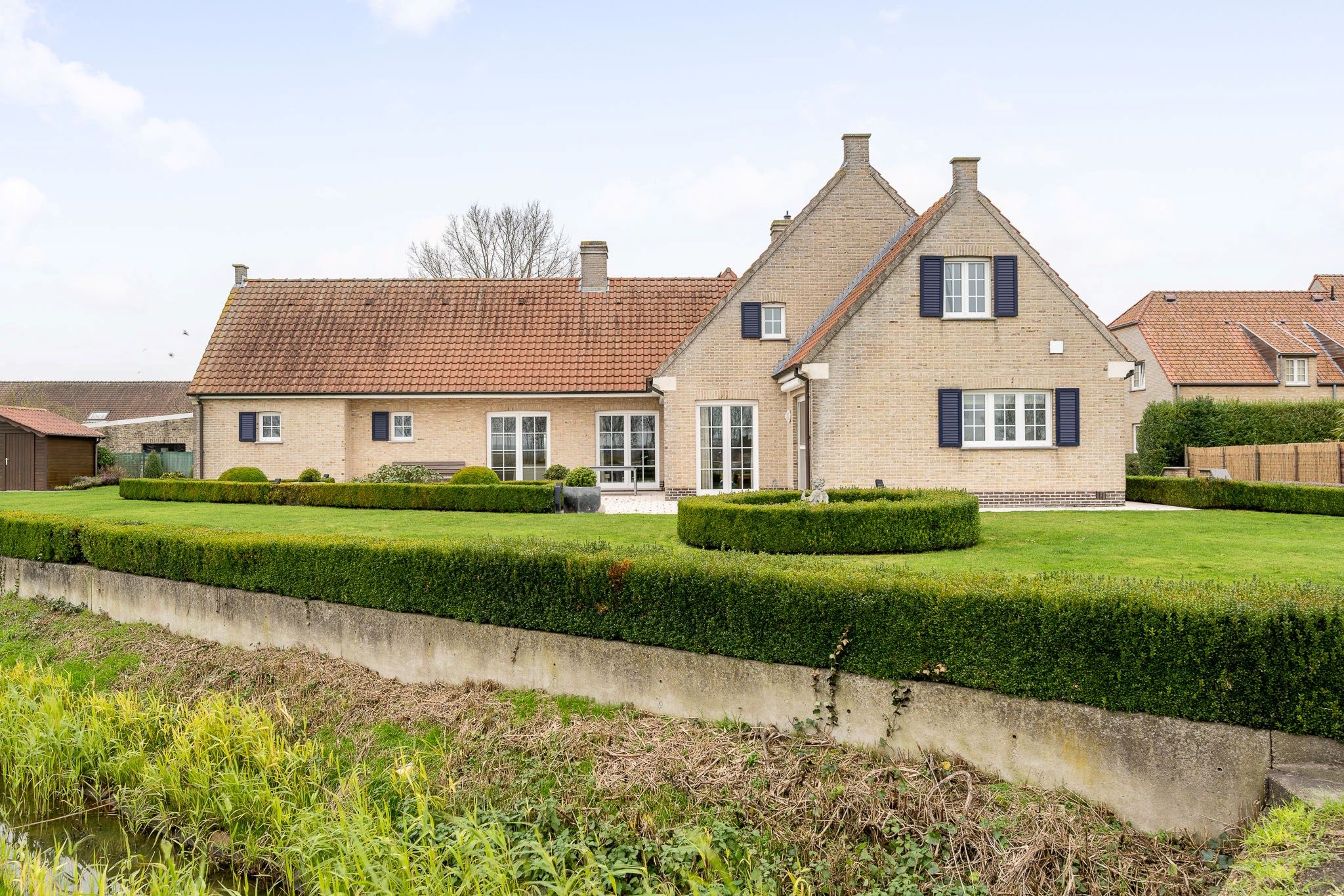 Instapklare en alleenstaande villa op 970 m² te Knokke-Heist. foto 27