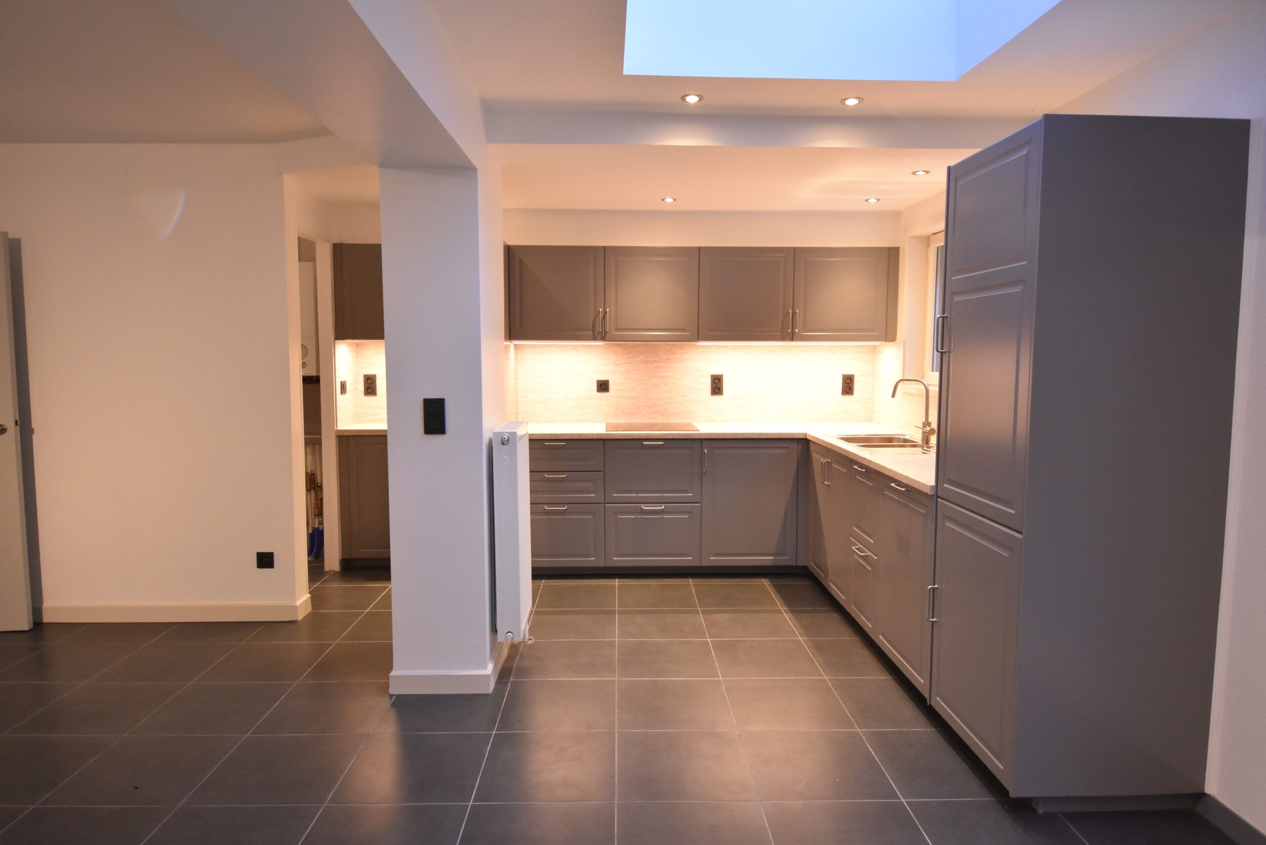 Volledig gerenoveerde woning met 4 slaapkamers in Temse foto {{pictureIndex}}