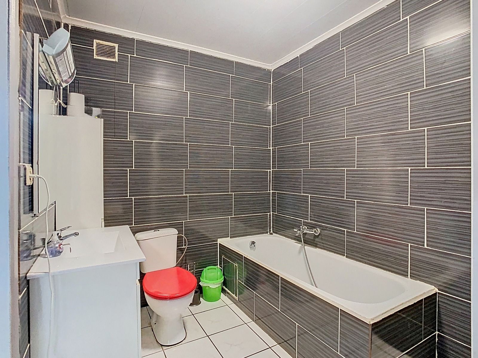 Centraal Gelegen, Zeer Ruime Halfopen Bebouwing met 6 SLPK! foto 9