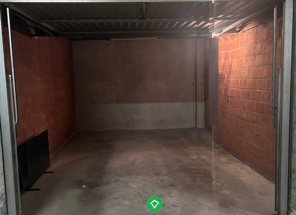 Gesloten garagebox met metalen kantelpoort, in Res. Guldaldis, op Kristus-Koning foto 2