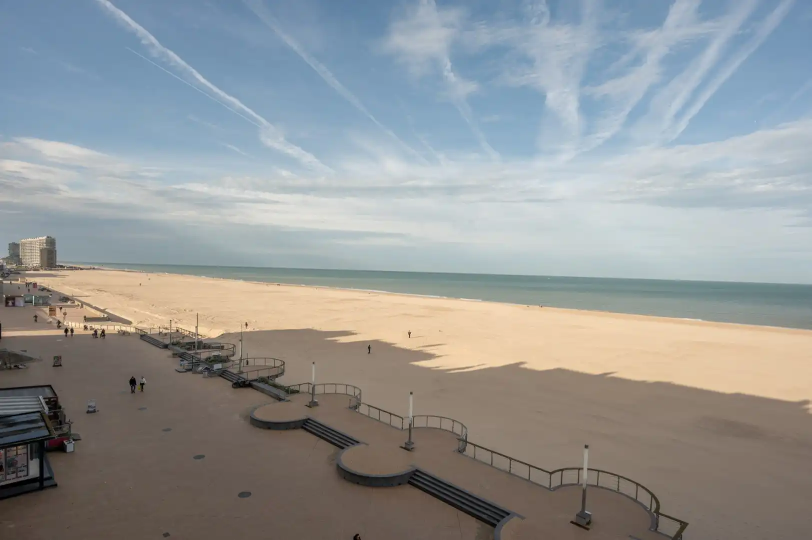 Centraal gelegen appartement met FRONTAAL ZEEZICHT foto 16