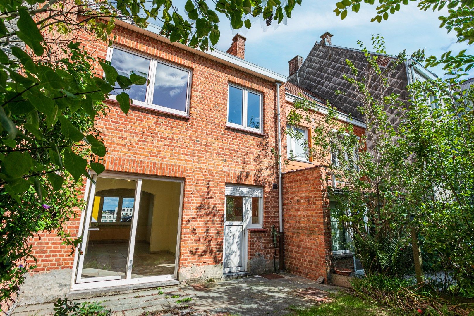 Te renoveren woning met 2 slaapkamers (4 mogelijk), bureau en aangename tuin foto 9