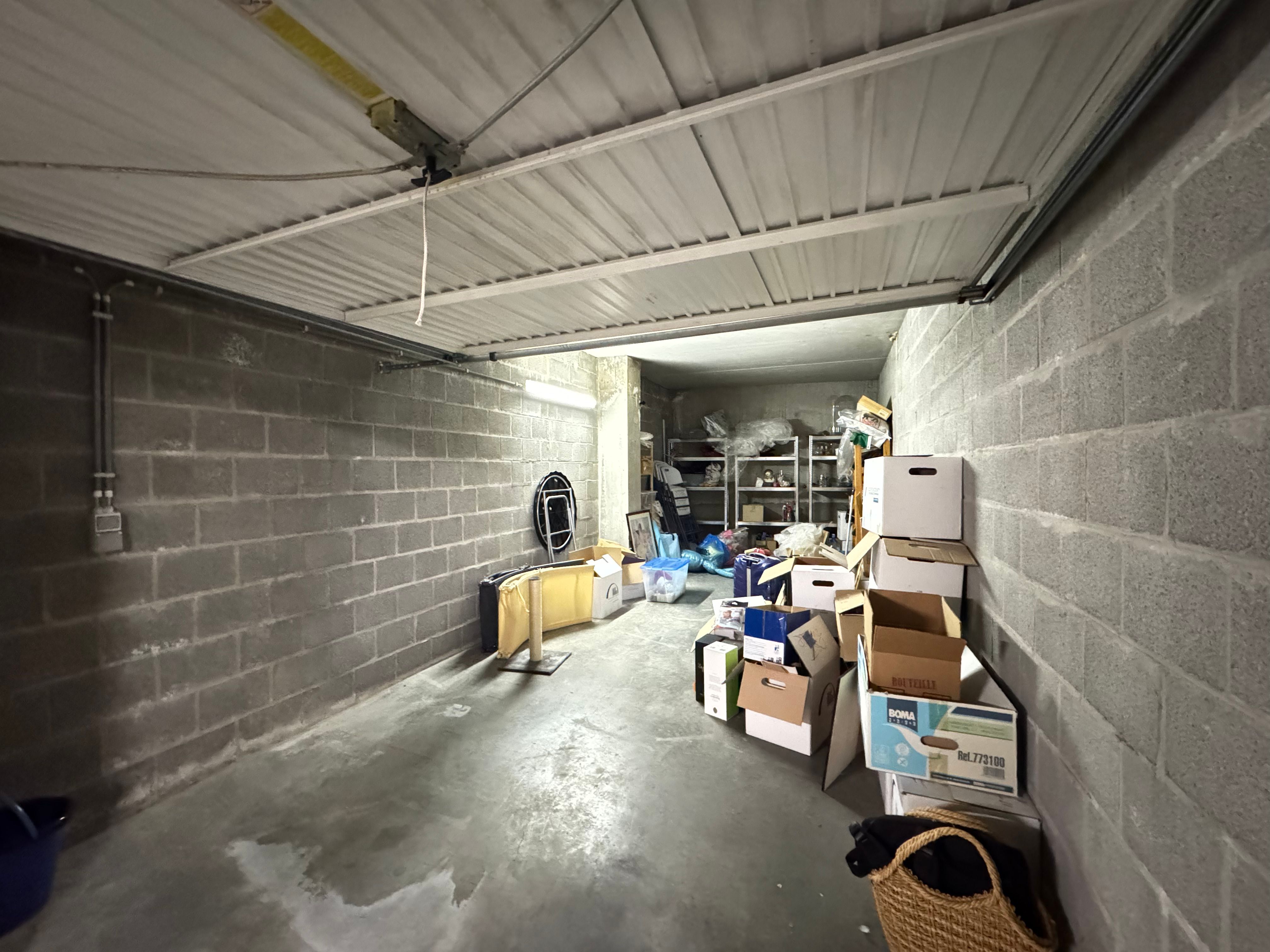 Afgesloten ruime garagebox foto 4