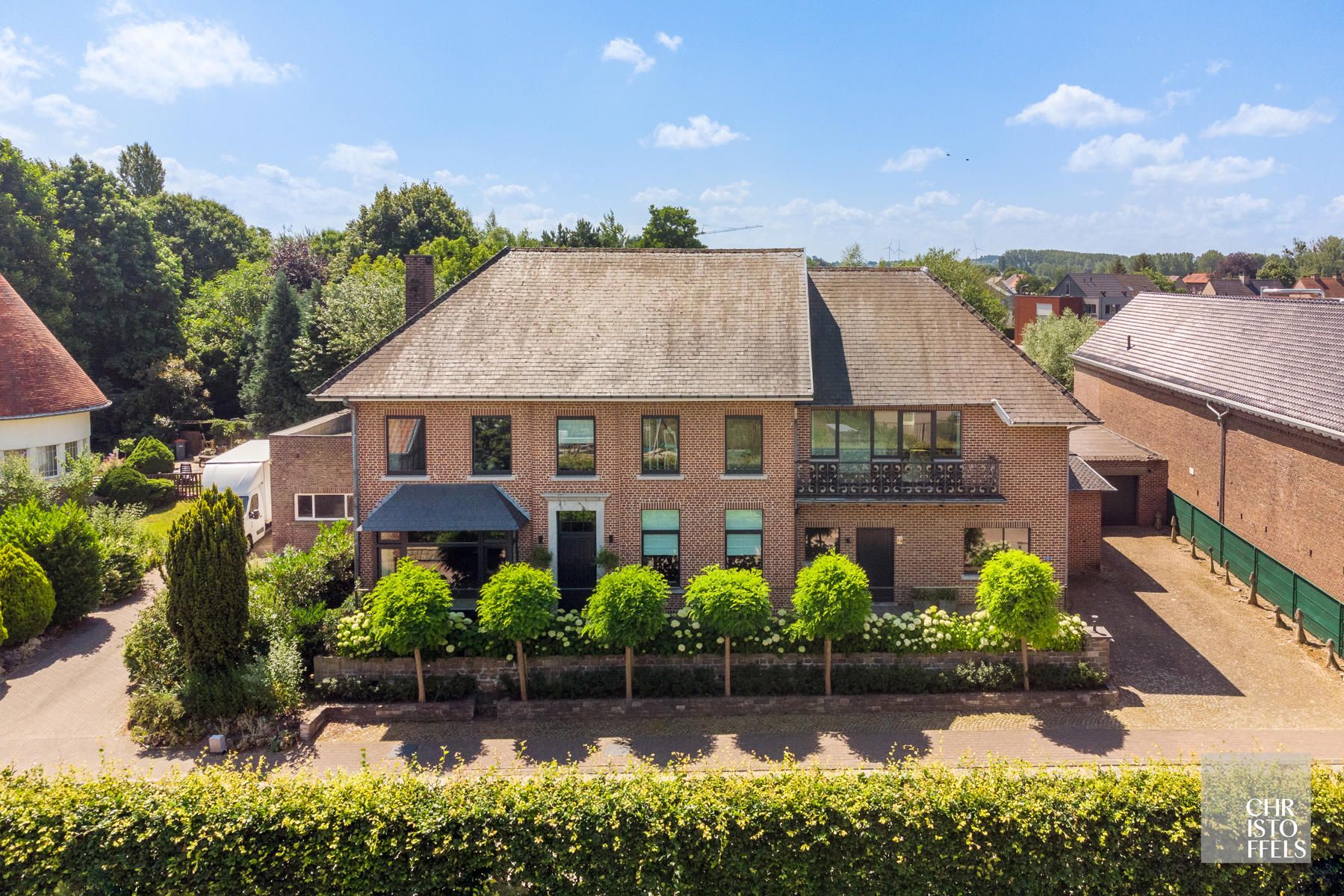 Standingvolle riante villa met kantoren/praktijk en parktuin van 1.906m²!  foto 2