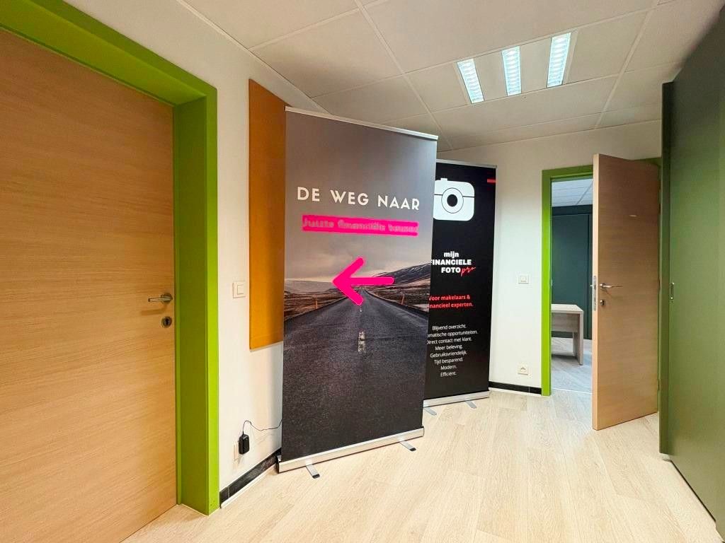 Duurzaam en sterk visueel gelegen gebouw met kantoren, een groot appartement en 3 standplaatsen. foto 5