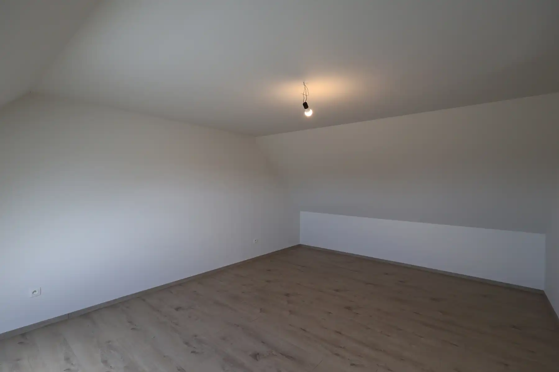 Een ruime nieuwbouwwoning met 3 slaapkamers, terras, tuin en garage.  foto 15