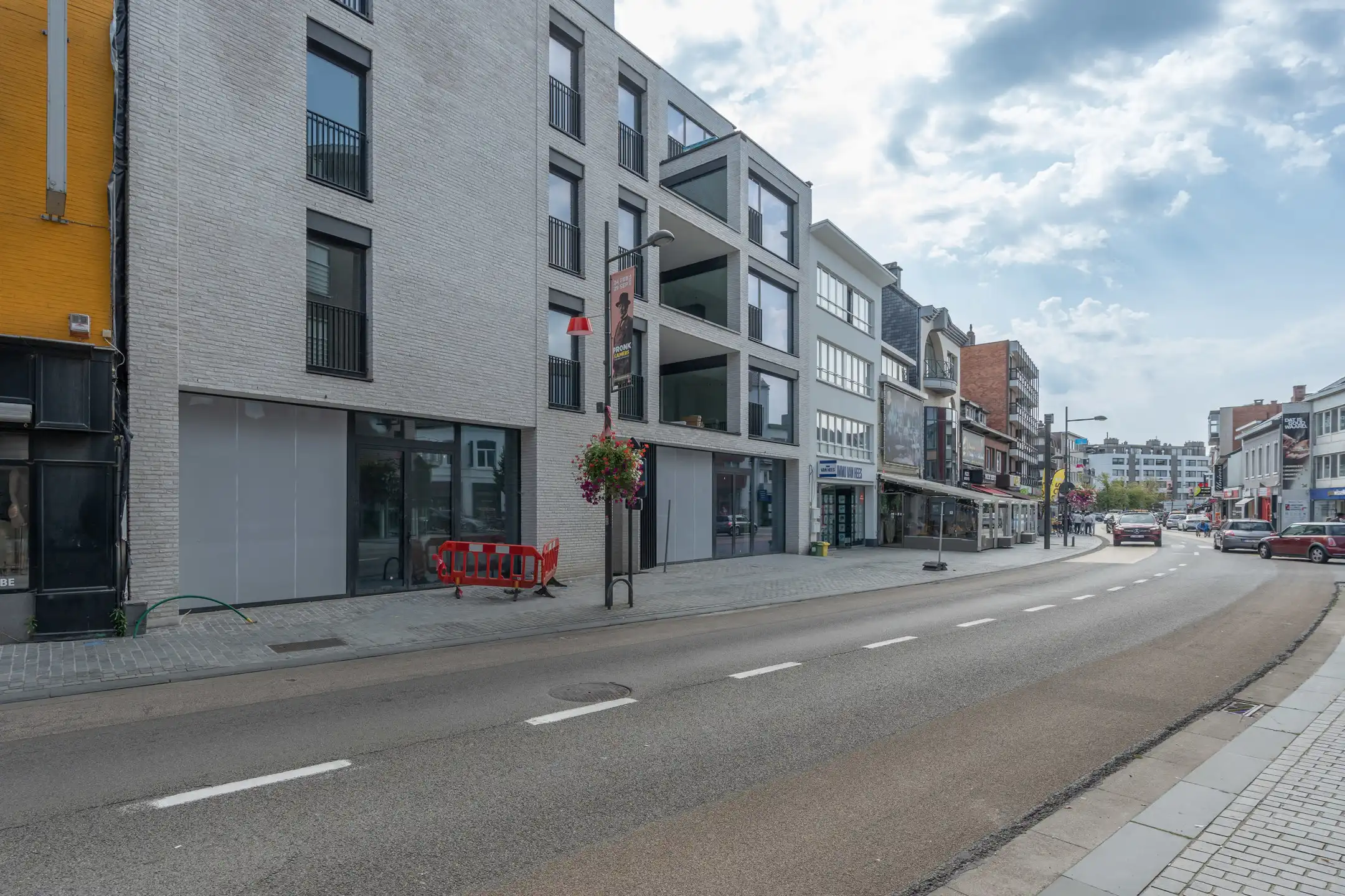 Knap casco handelspand van 184 m² in Residentie "De Voogdij" in het centrum van Mol.  foto 4