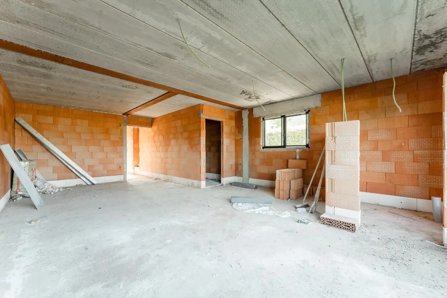Ruime half open SEMI CASCO gezinswoning op een mooi perceel foto 8