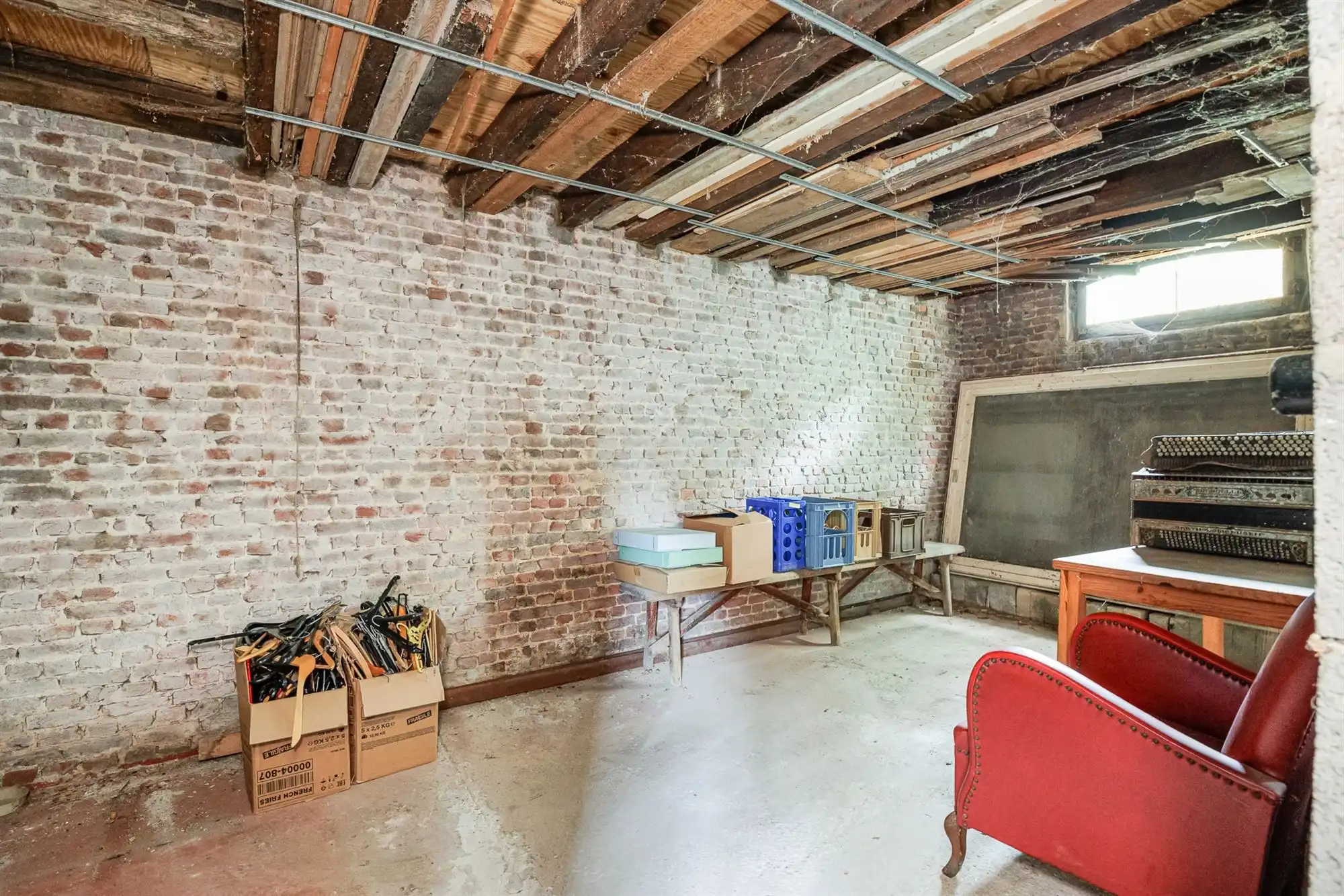Te renoveren woning met garage, oprit en tuin foto 16