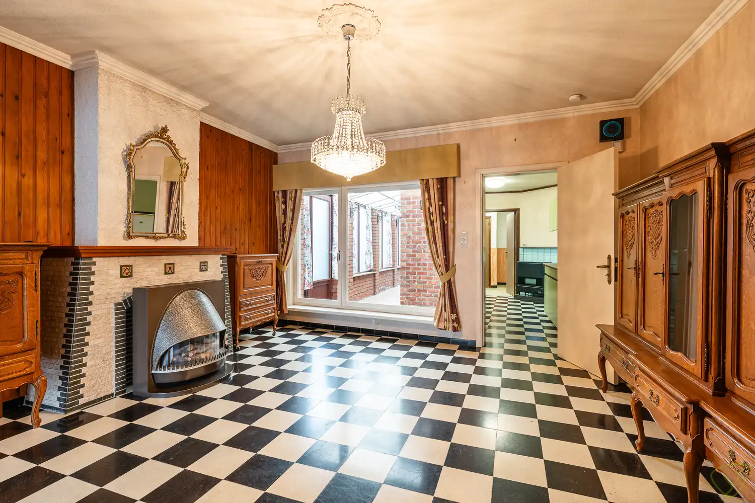 Ruime woning met een gunstige ligging te Eeklo! foto 3