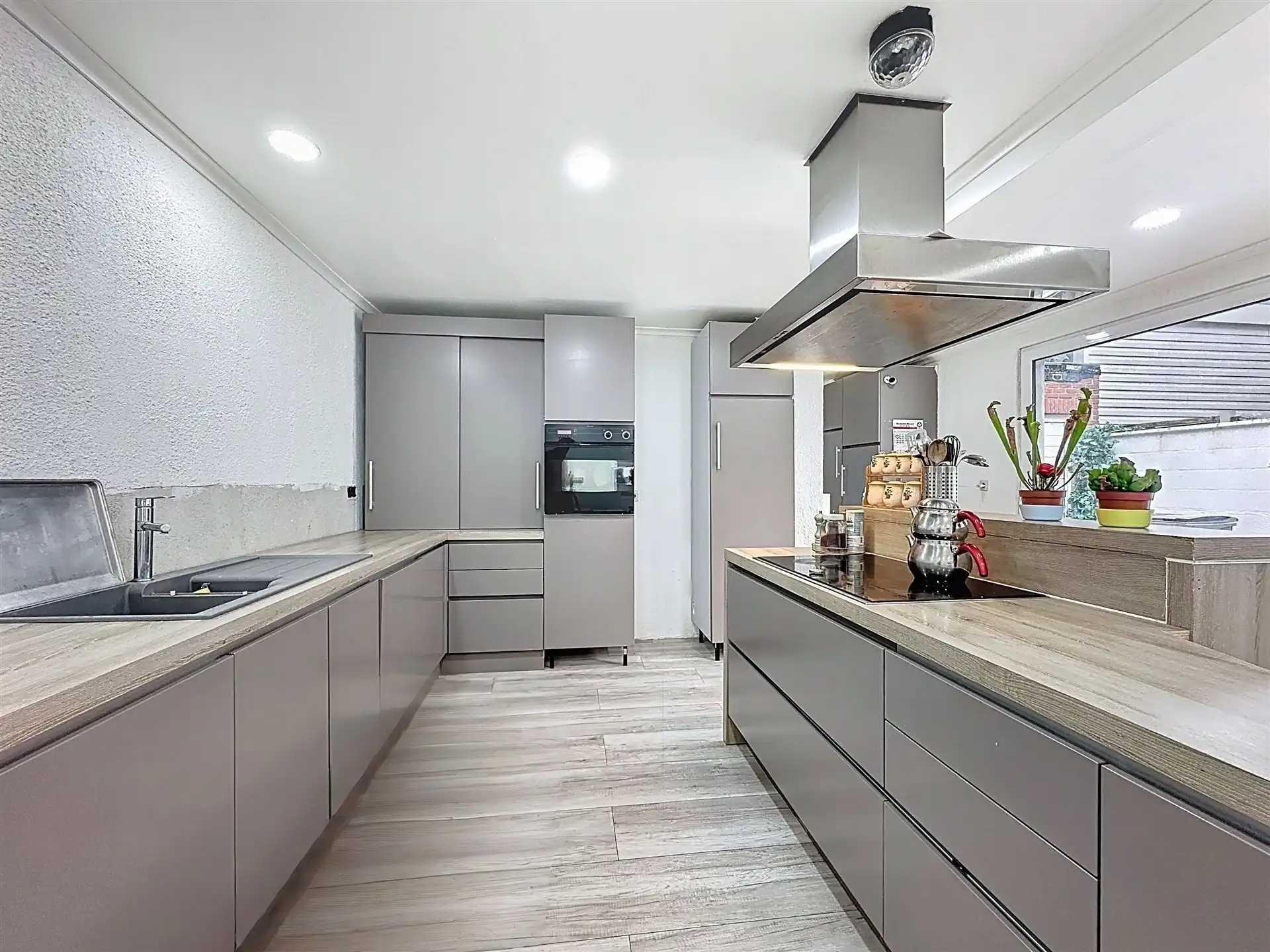 Ruime gezinswoning met 4 slaapkamers en 3 badkamers op perceel van 646m²! foto 2