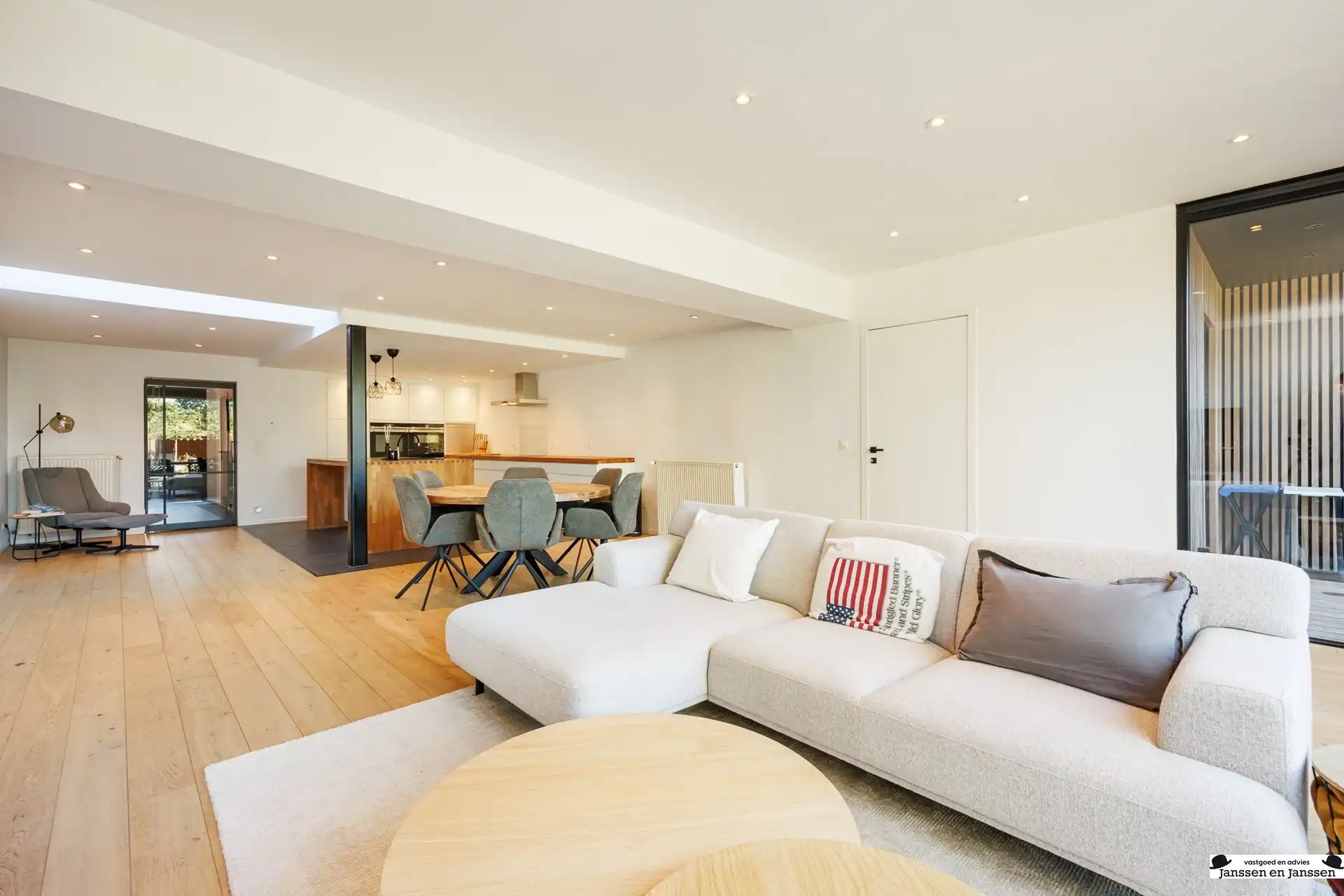 Prachtig gerenoveerde woning met 4 slaapkamers, garage en zonnige tuin foto 9