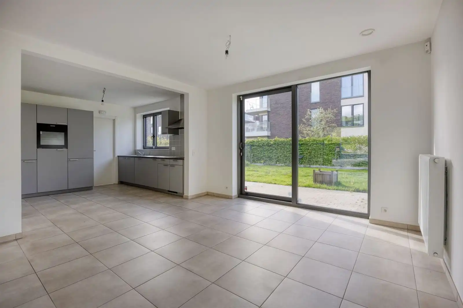 Recente 3-gevelwoning met 3 slaapkamers, tuin en garage foto 8