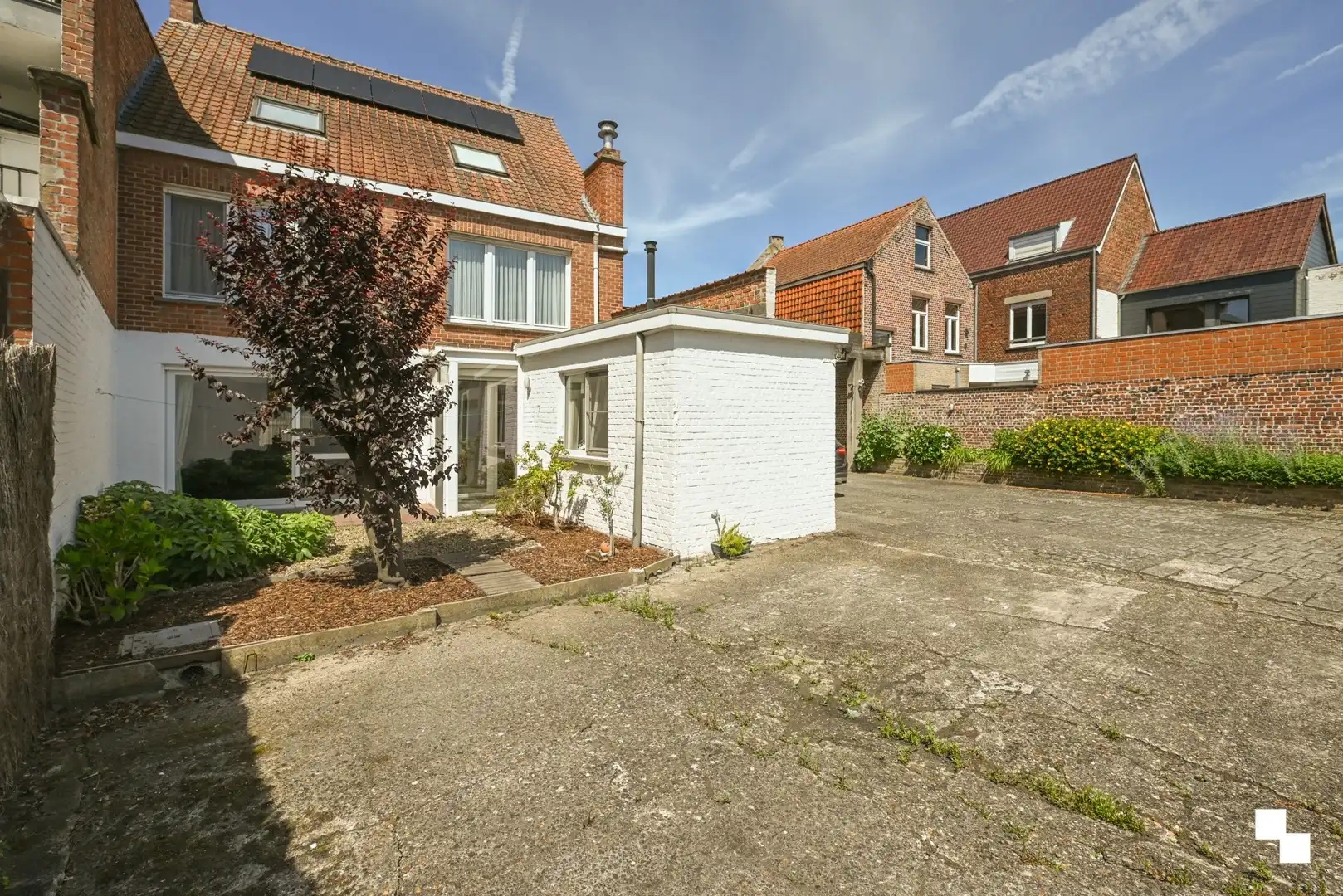 Ruime gezinswoning met vier slaapkamers, garages en extra naastliggend perceel foto 32