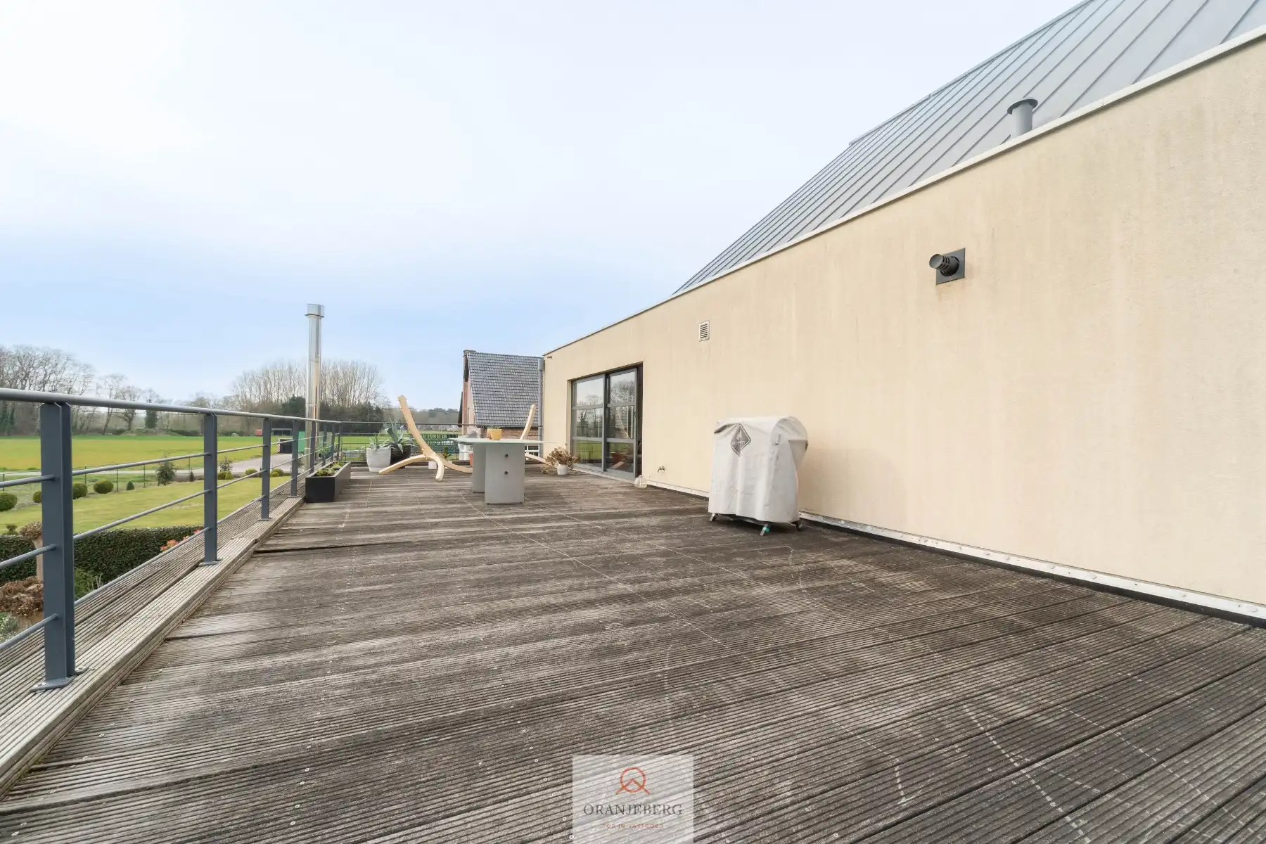 Magazijn met kantoor en woonst foto 18