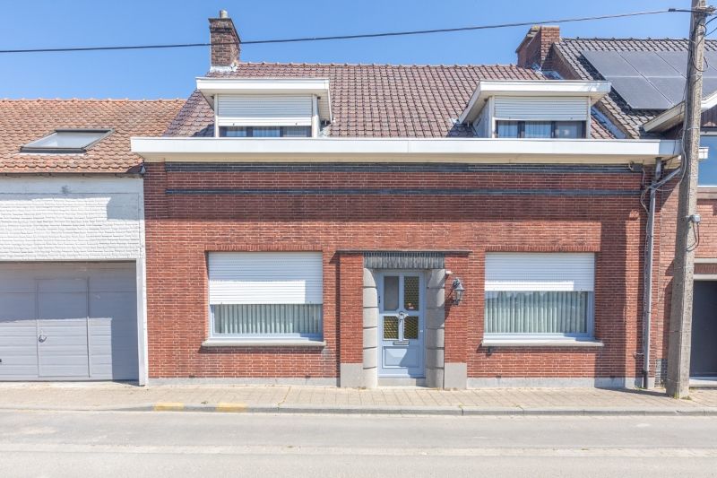 Rustig gelegen, ruime te vernieuwen woning met tuin, garage ....(kijkt uit op de velden). foto 14