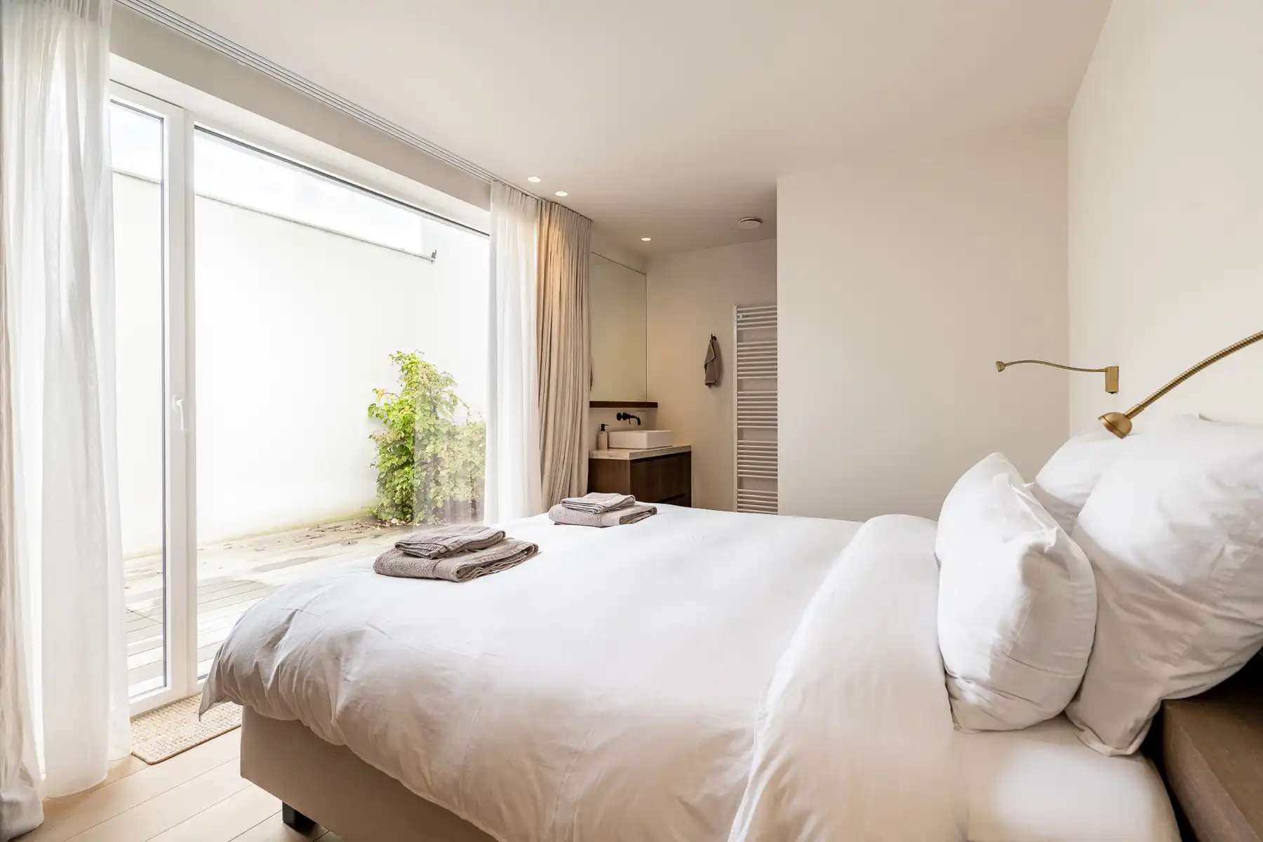 Centrale nieuwbouwwoning met lift en privéparking foto 16