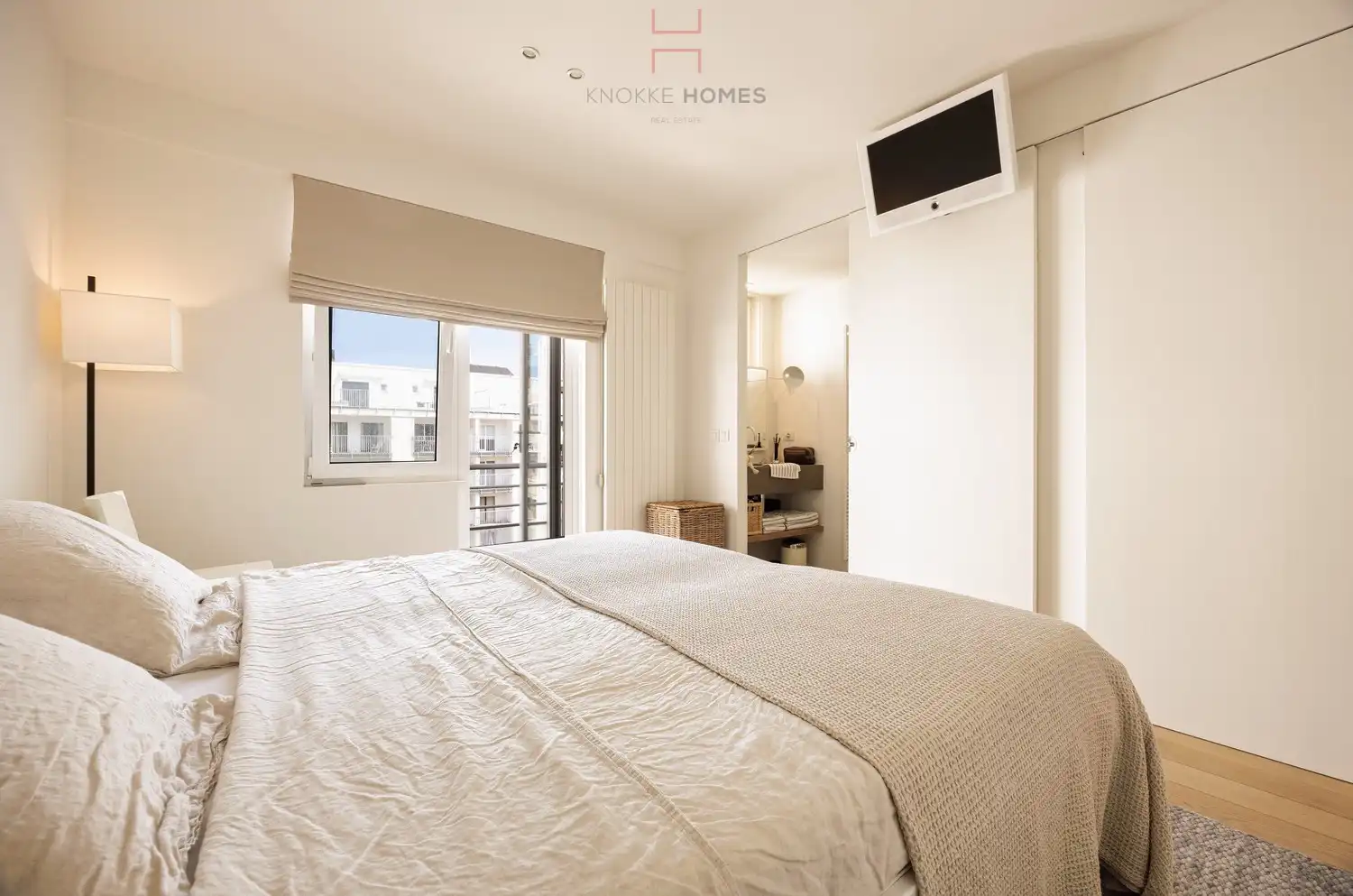 Charmant, ruim 1-kamerappartement met zijdelings zeezicht foto 11