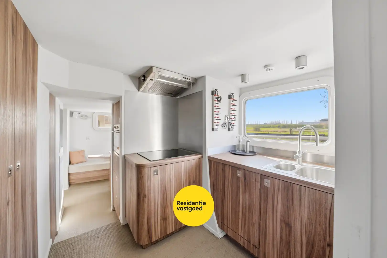 Unieke woonboot met B&B en vergunde ligplaats in Plassendale foto 42