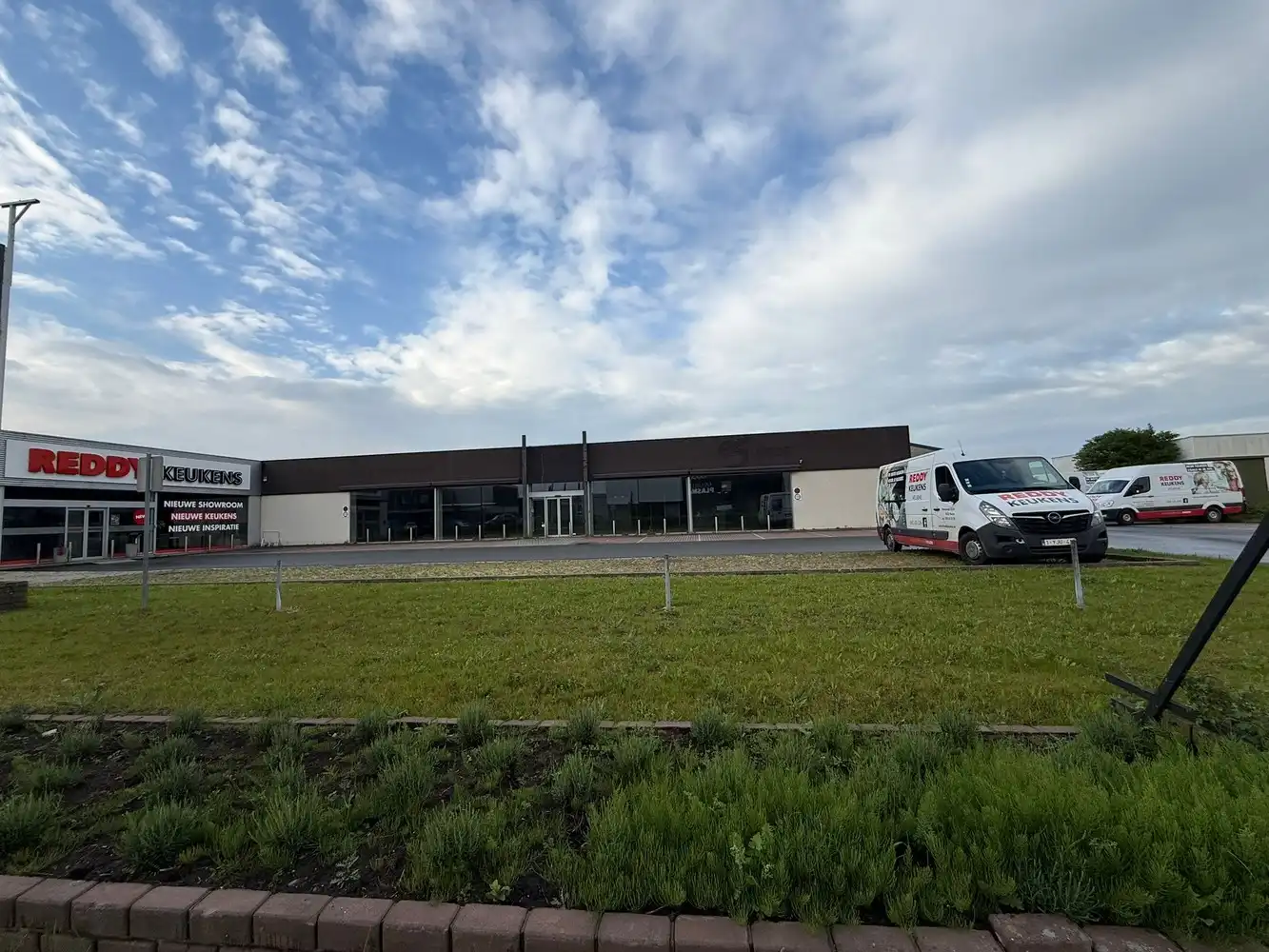 Commerciële gebouwen met sterke visibiliteit en 37 parkeerplaatsen foto 6