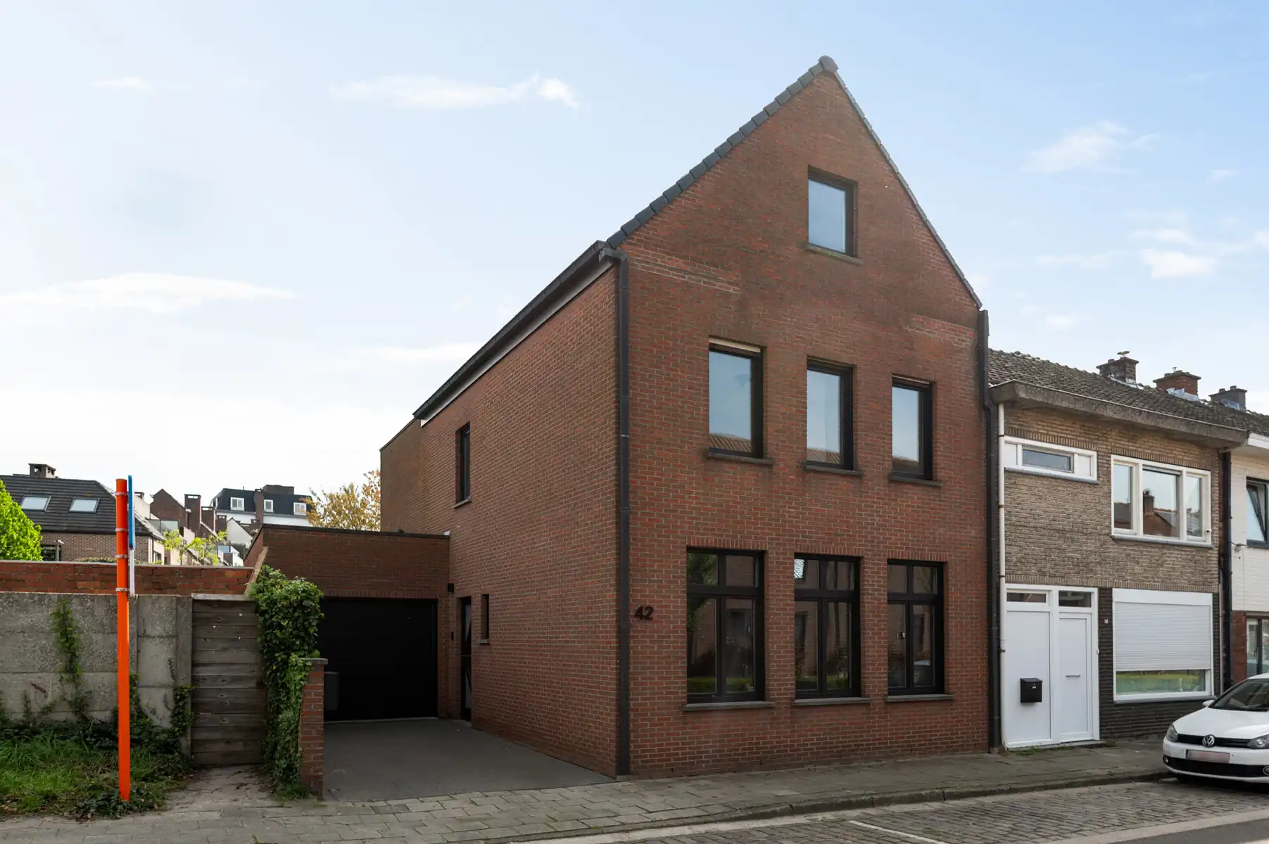 Instapklare gezinswoning met 4 slaapkamers, tuin en garage foto 2