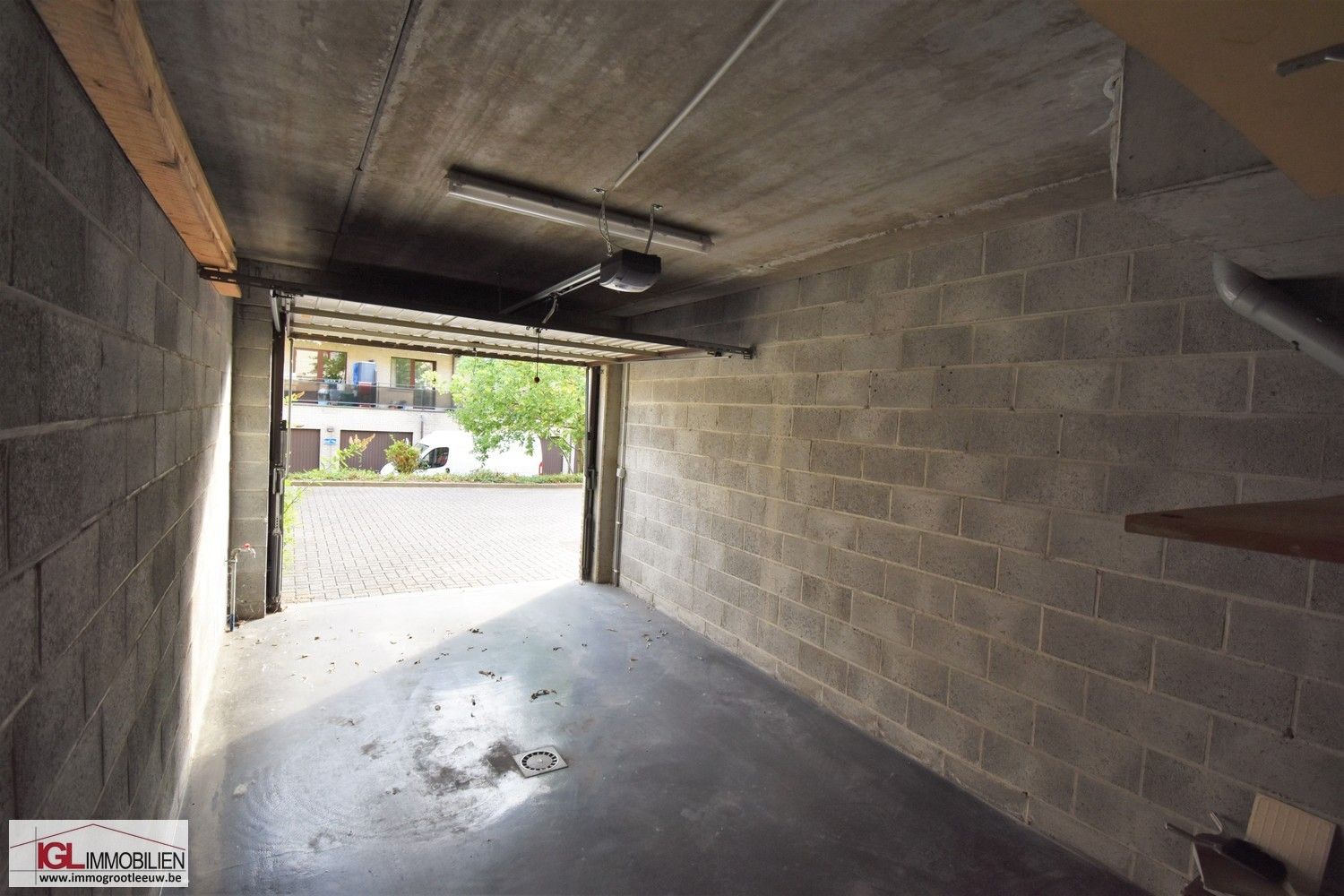 Goed gelegen en makkelijk bereikbare garagebox foto 2