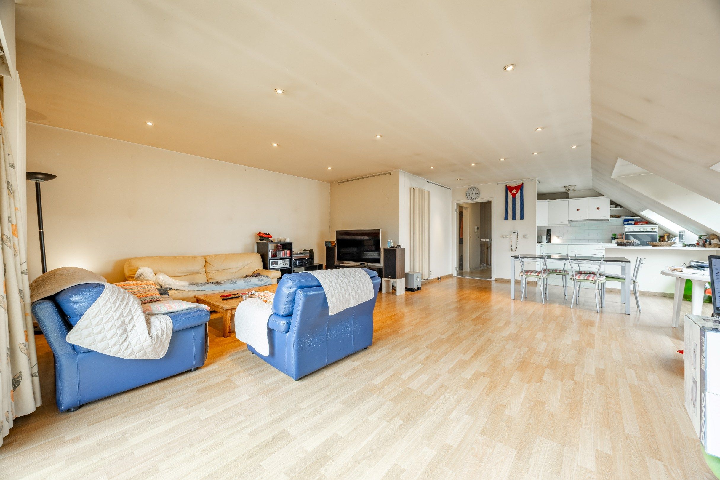 MULTIFUNCTIONELE EIGENDOM MET COMMERCIËLE LIGGING foto 17