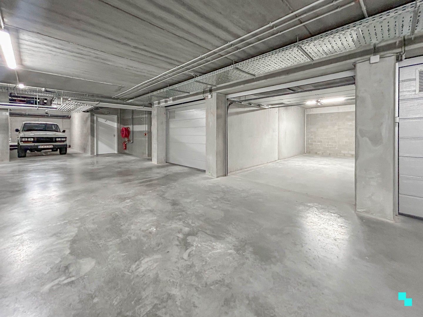 Garagebox met automatische poort gelegen in residentie Blauwpoorte foto 9