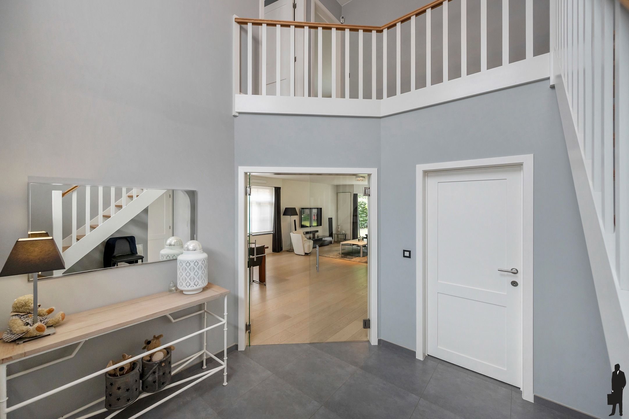 Verrassend instapklare ruime woning op centrale locatie te Brasschaat! foto 2